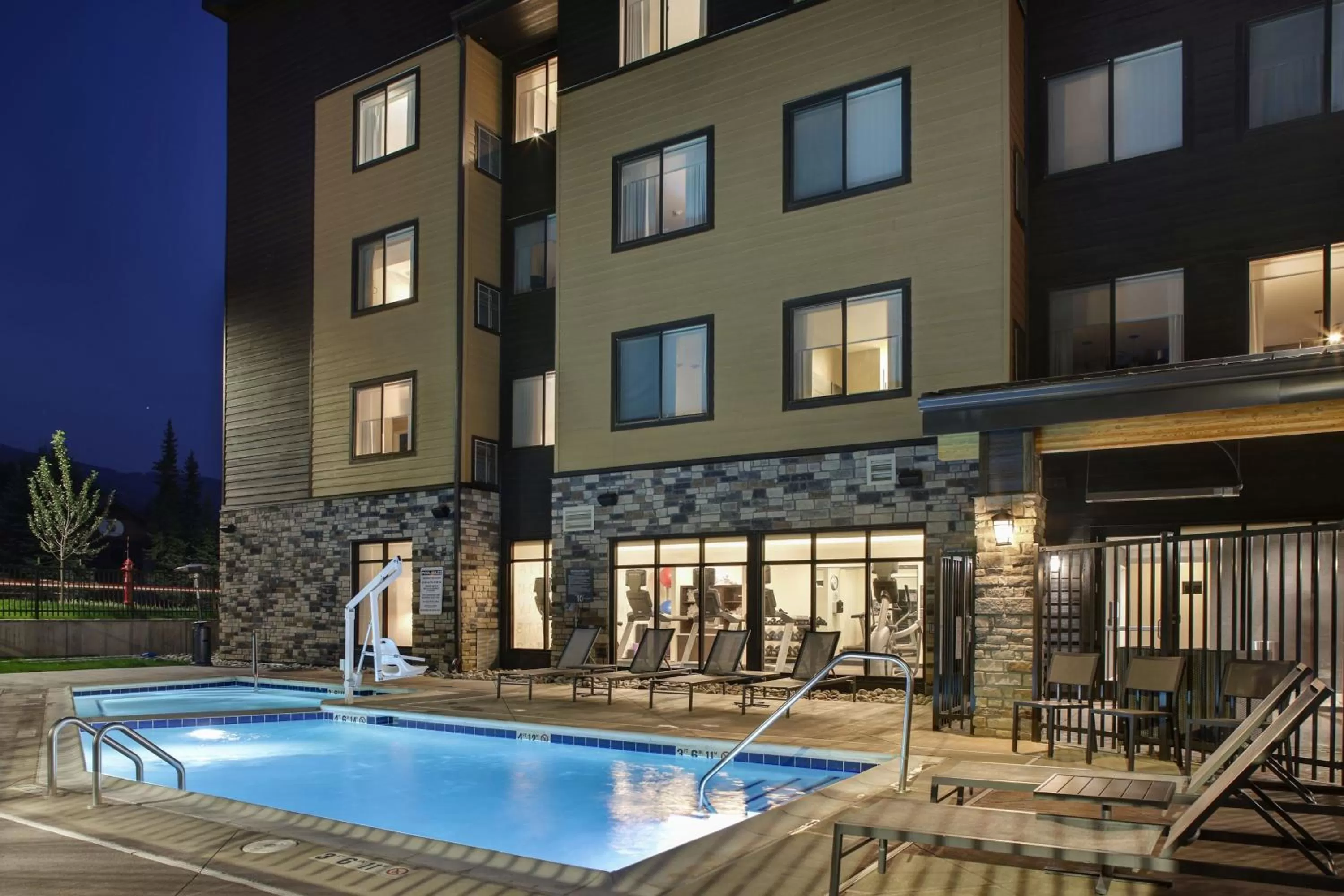 Swimming pool in Residence Inn by Marriott Steamboat Springs