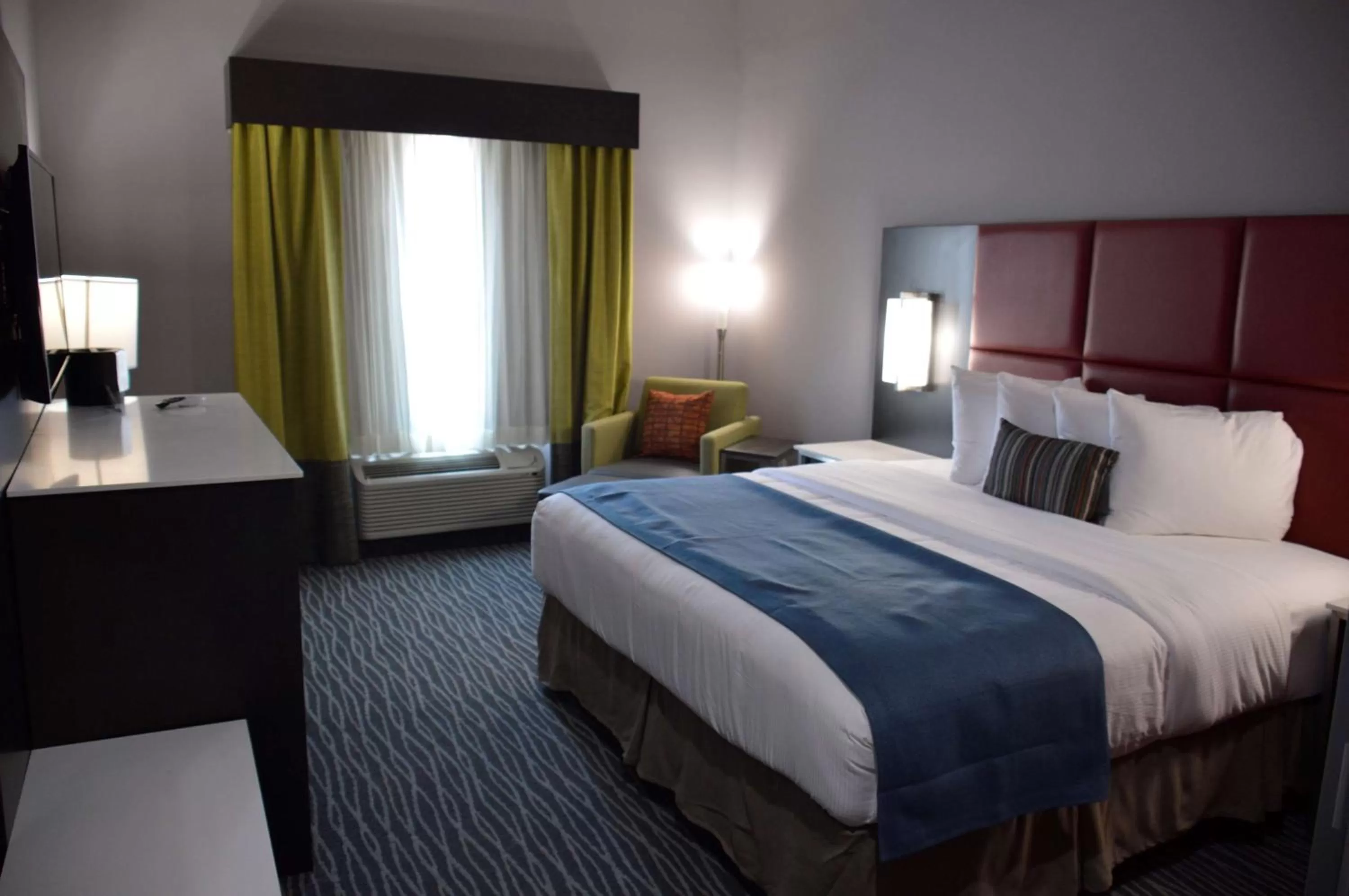 Photo of the whole room, Bed in Best Western Plus Airport Inn & Suites