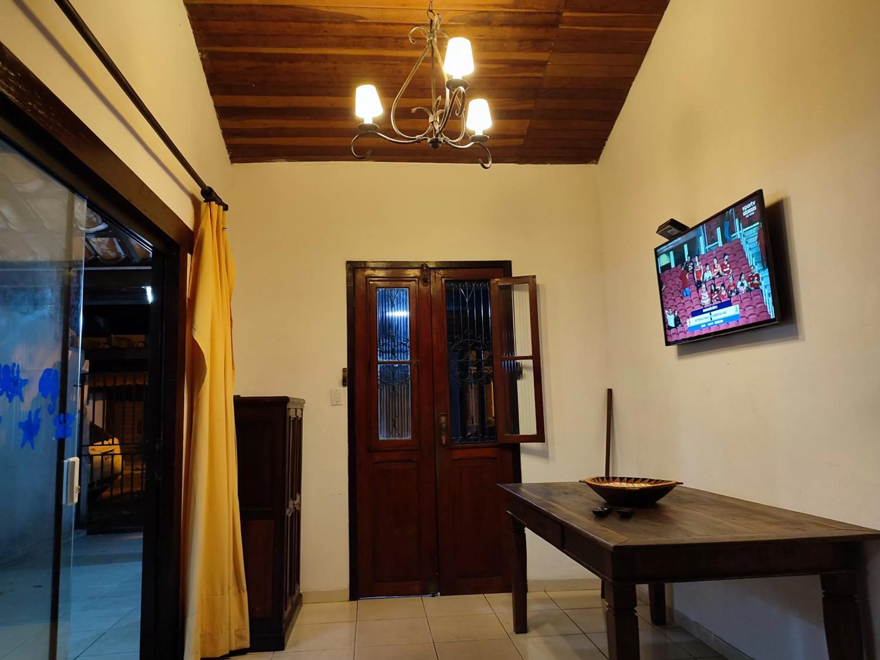 Communal lounge/ TV room, TV/Entertainment Center in Pousada L'étage