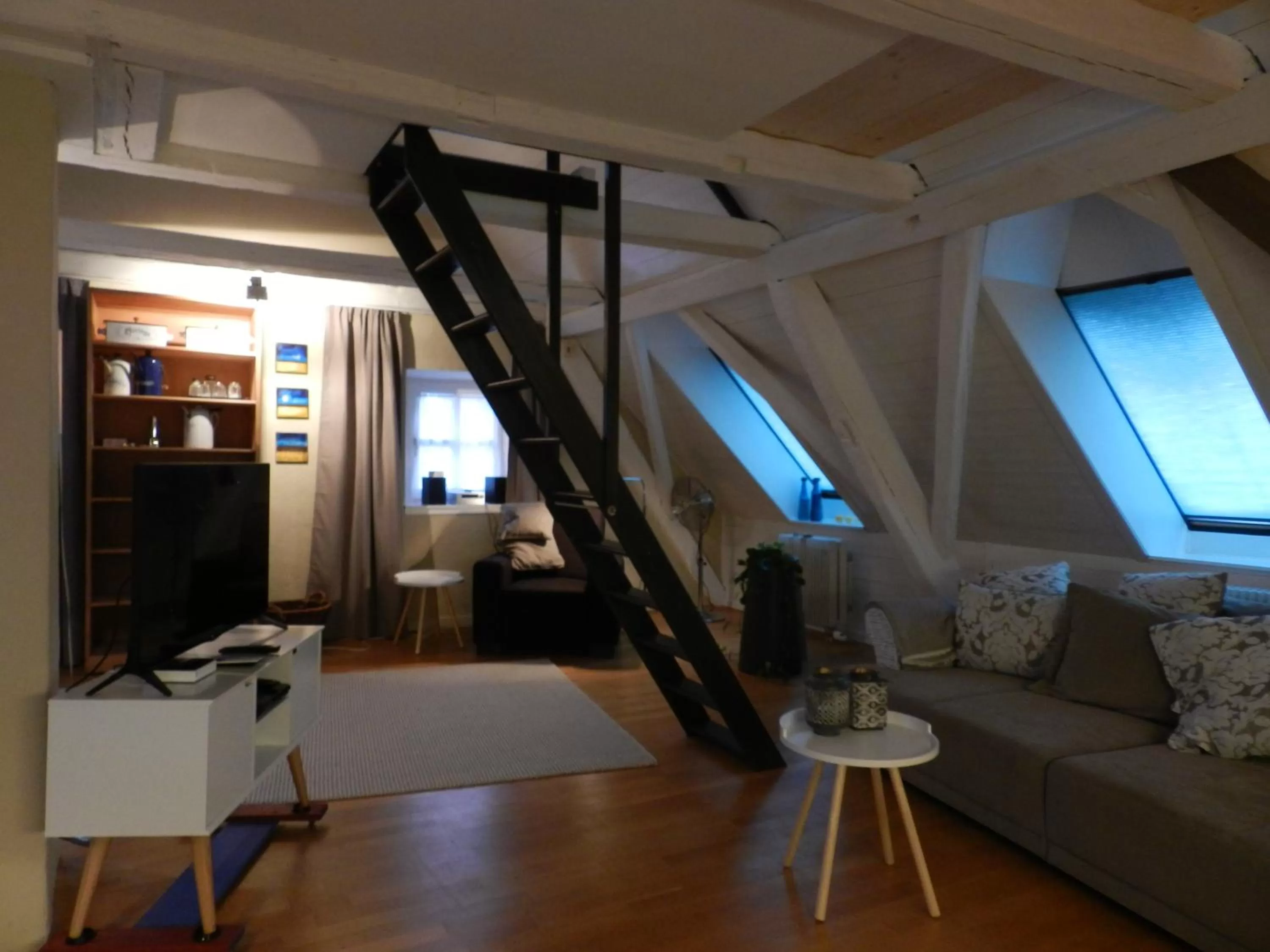 Photo of the whole room, Seating Area in Blue Wall BnB