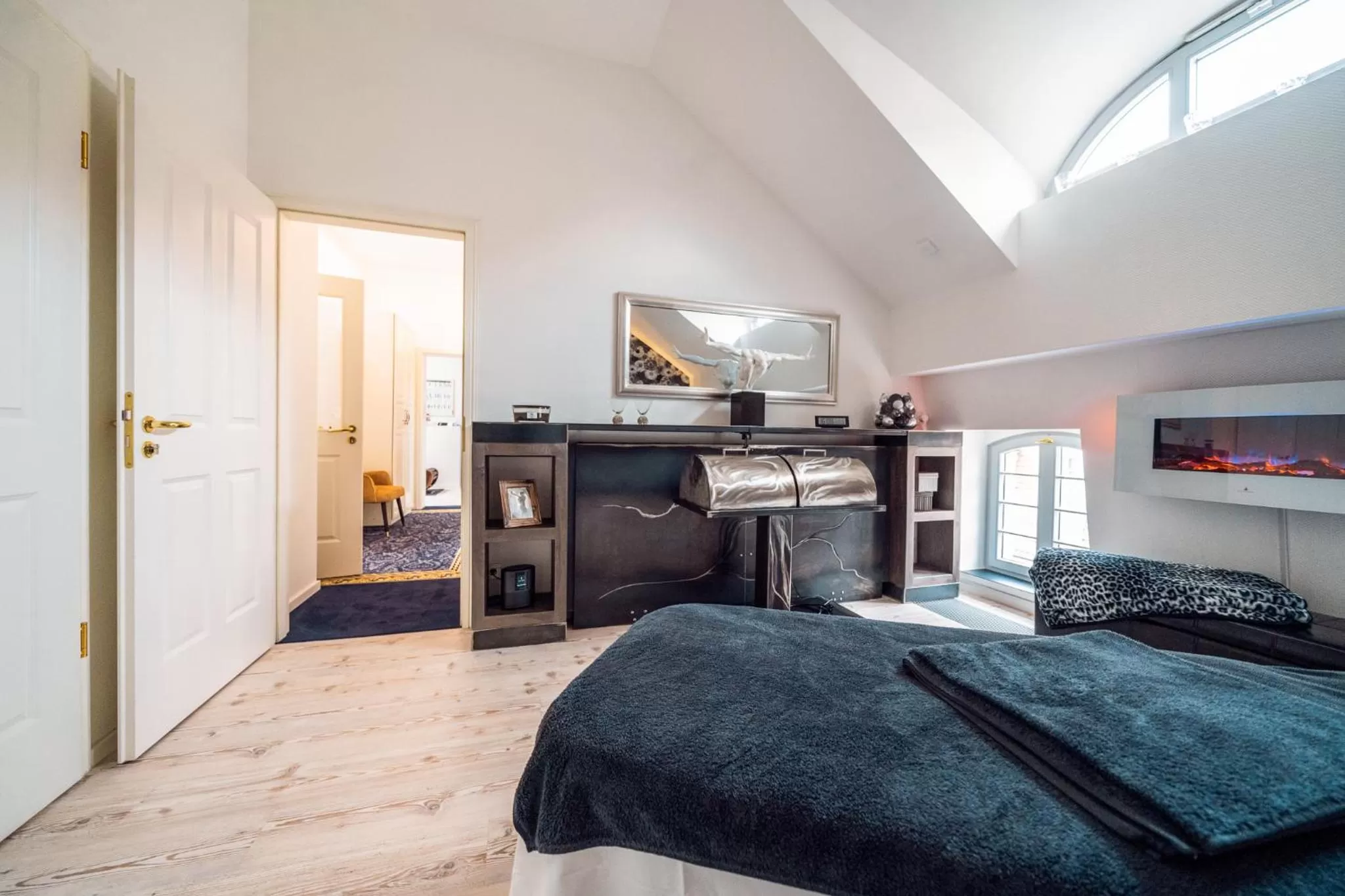 Massage, Bed in Hotel Suitess