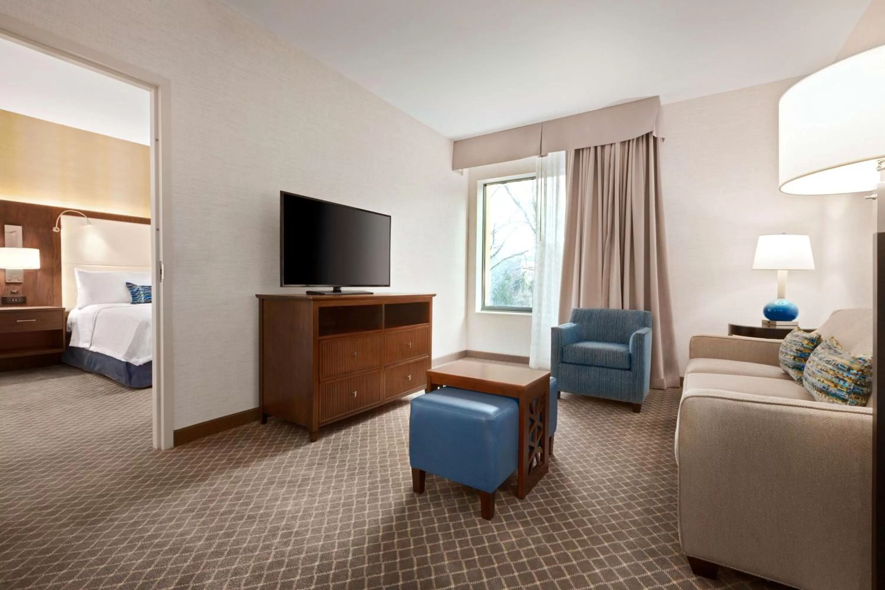 Living room, Bed in Homewood Suites By Hilton Arlington Rosslyn Key Bridge