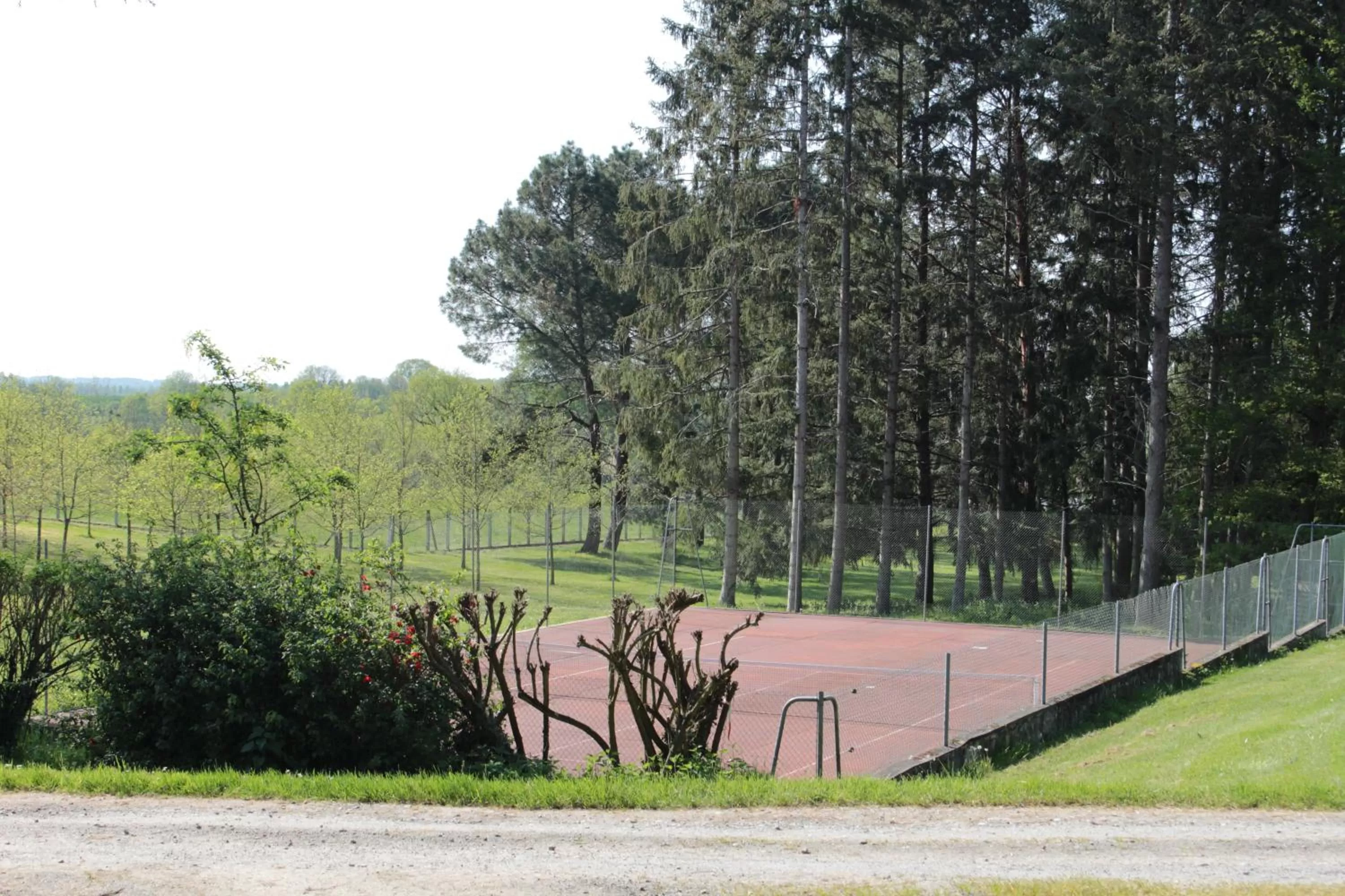 Tennis court in La Poignardière