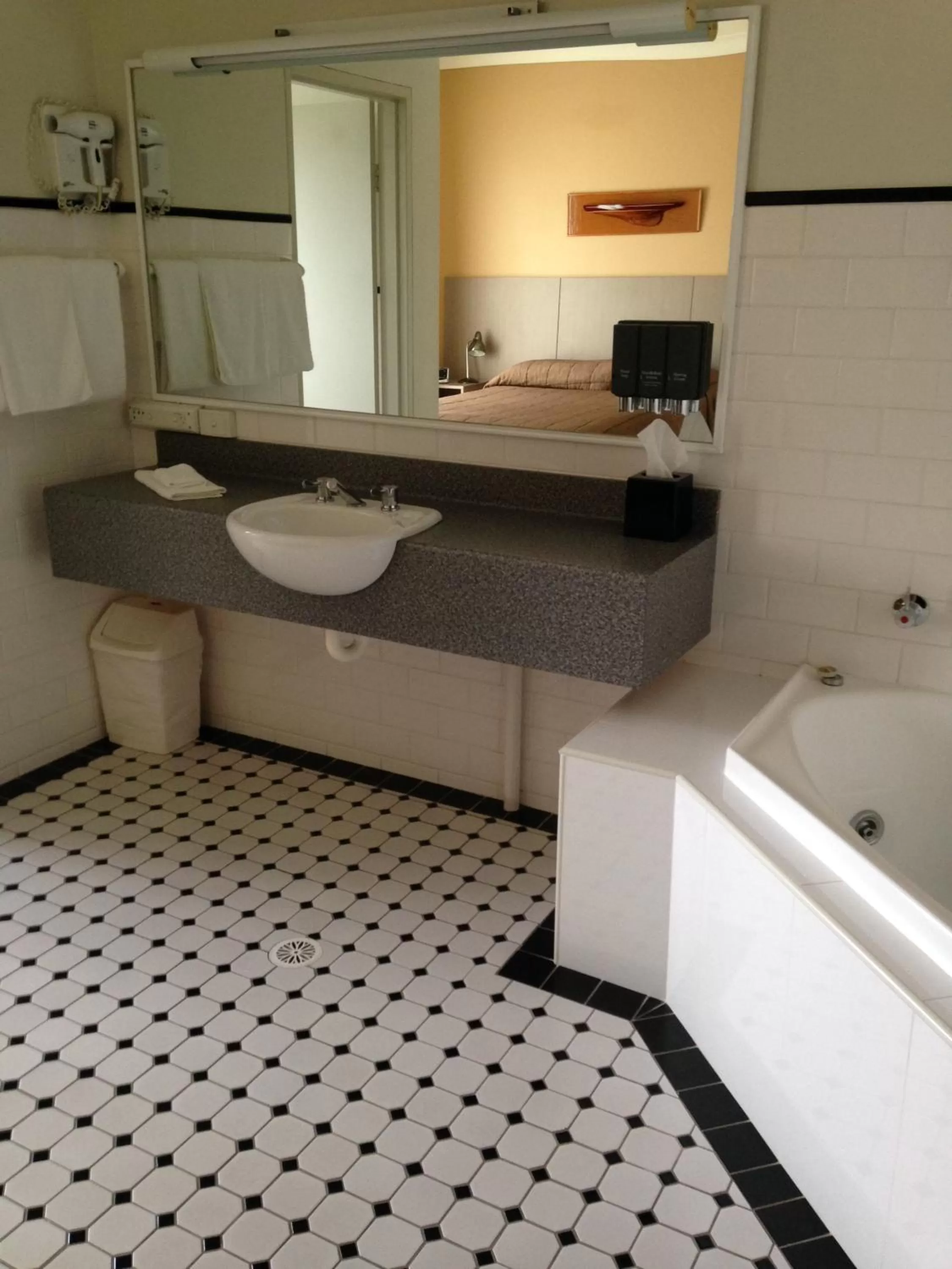 Bathroom in Francis Phillip Motor Inn and The Lodge