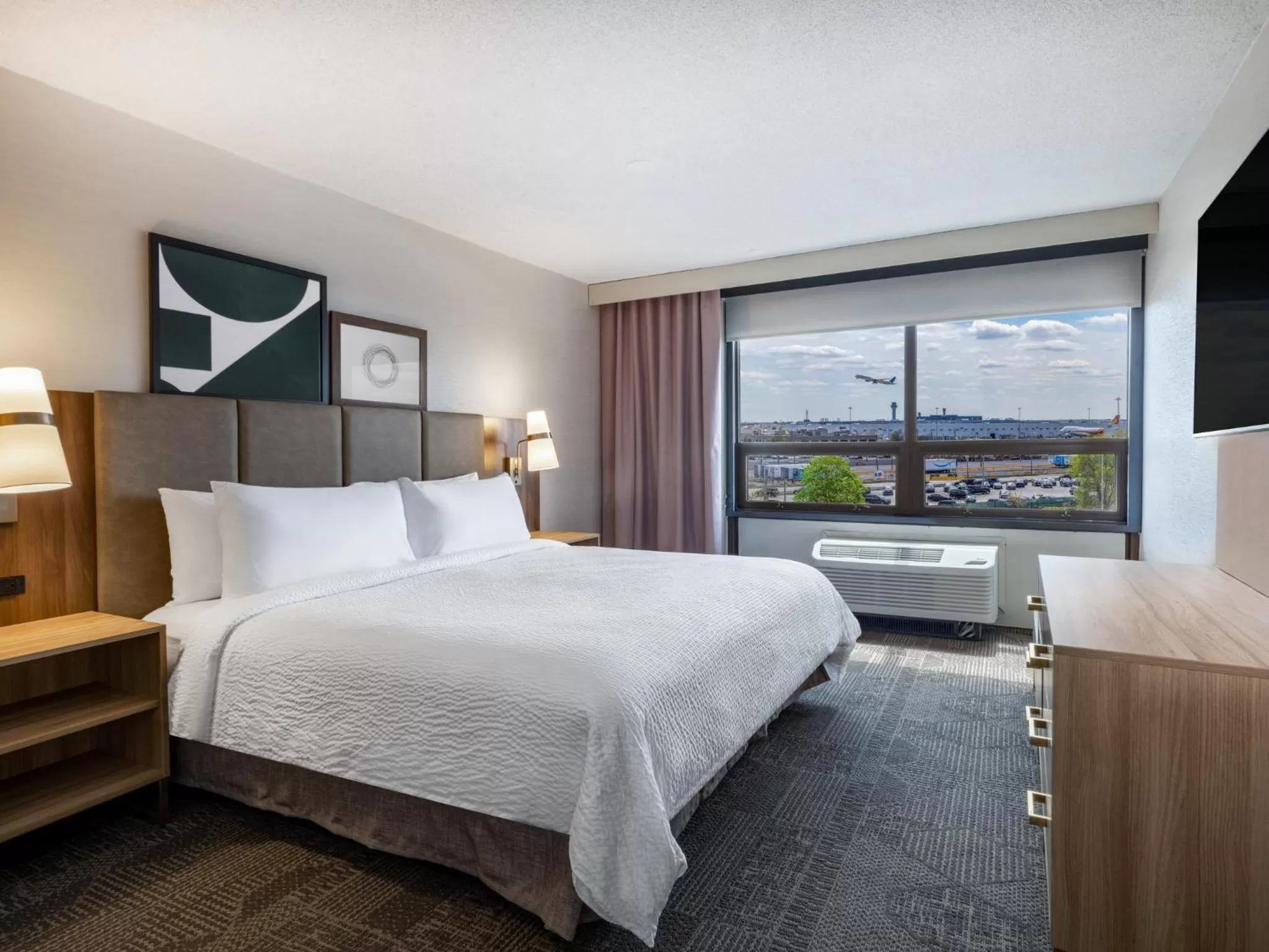 Photo of the whole room, Bed in Staybridge Suites Chicago O'Hare - Rosemont by IHG