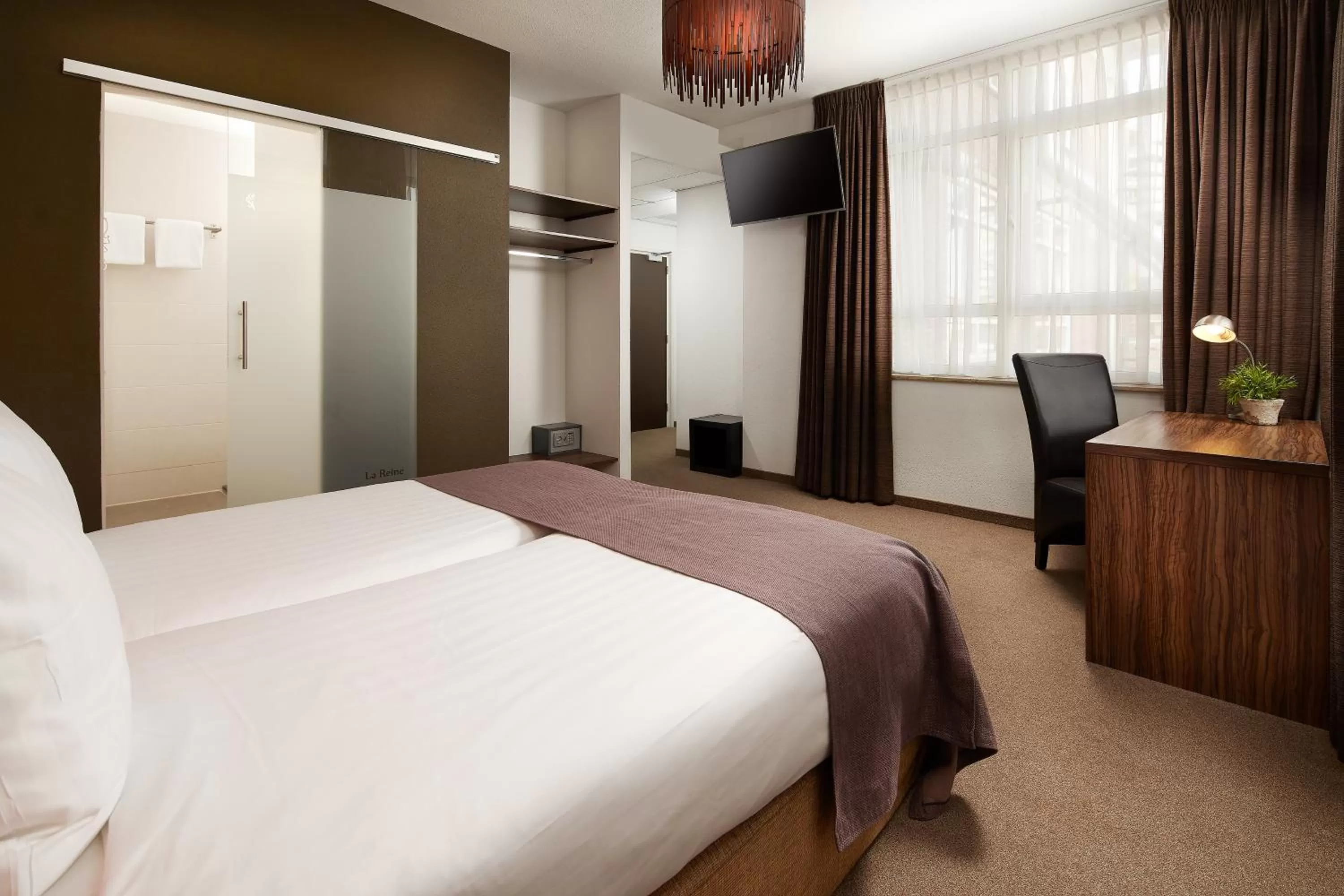 Bedroom, Bed in Hotel La Reine