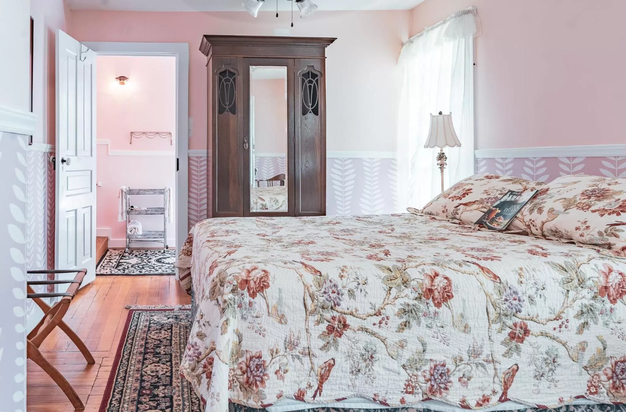 Photo of the whole room, Bed in Black Mountain Inn