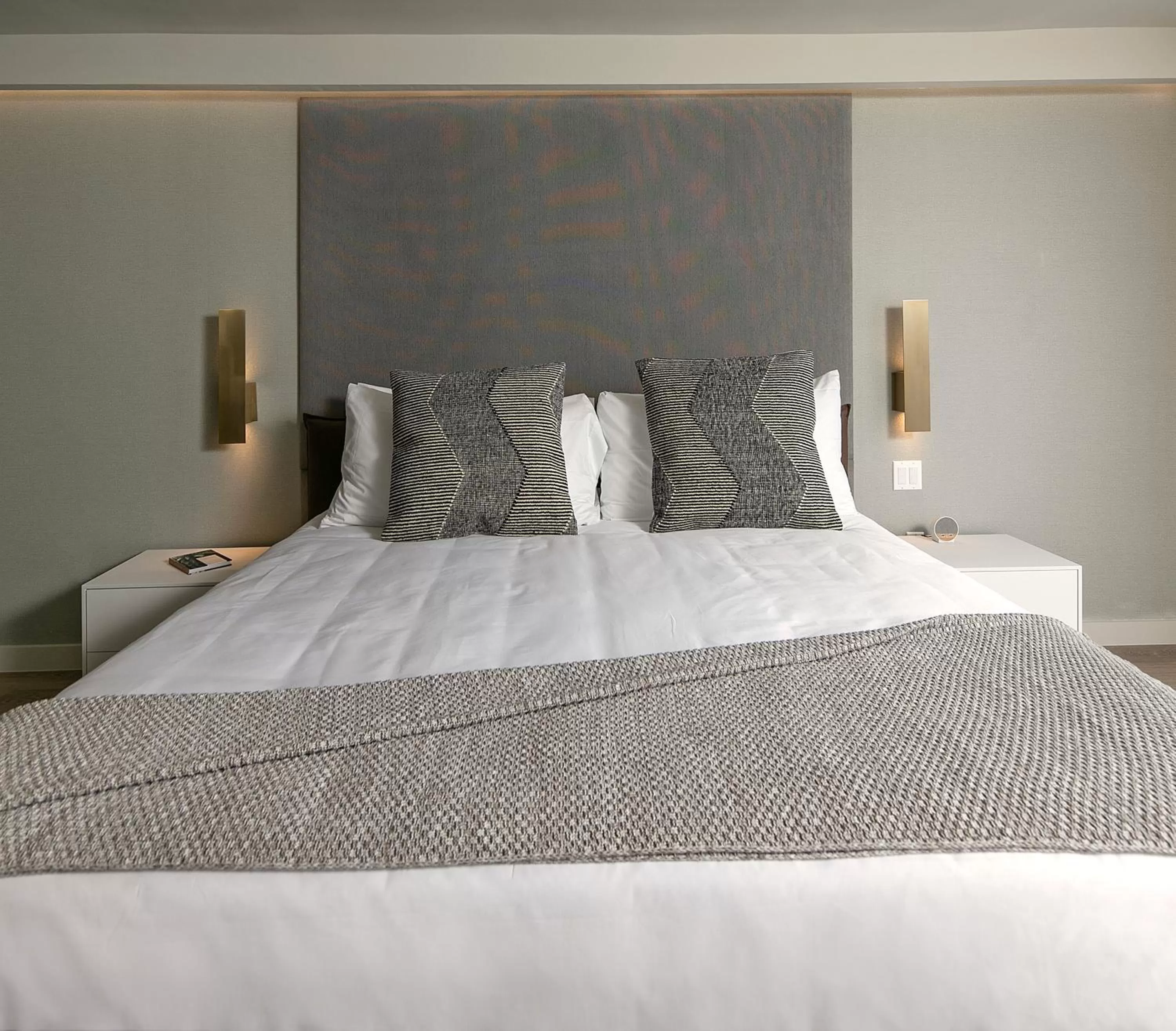 Bed in La Jolla Cove Suites