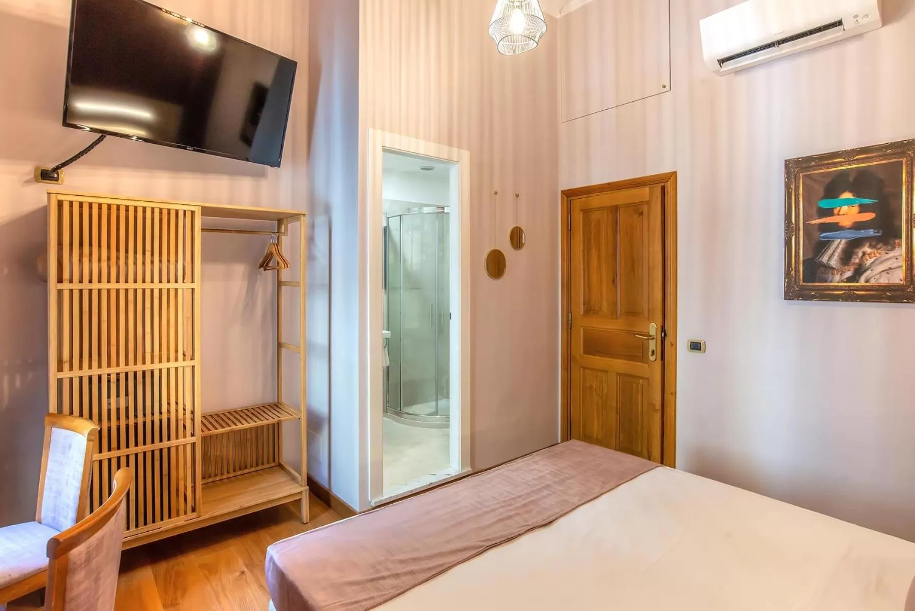 Shower, Bed in Hotel Paba