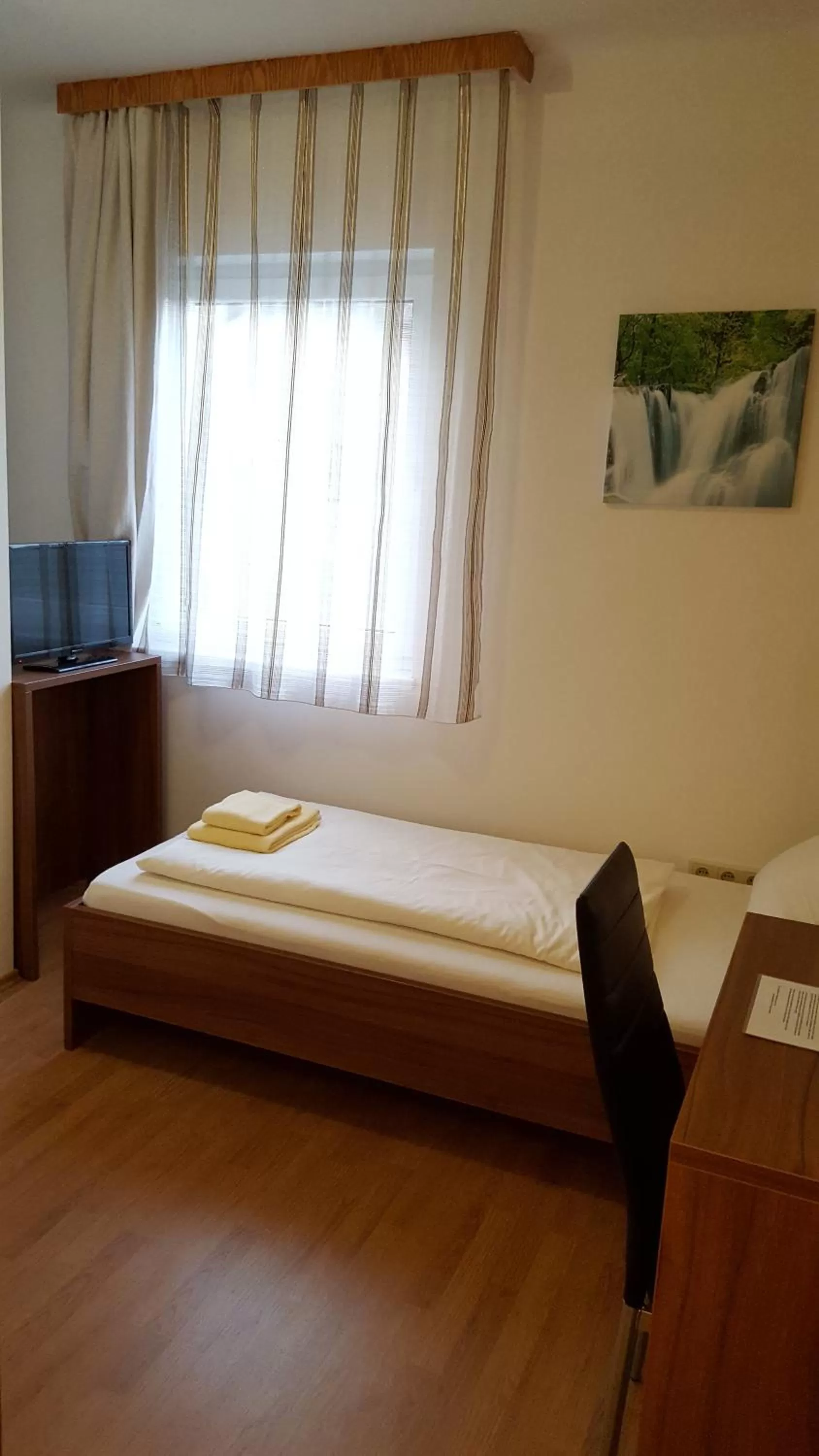 Photo of the whole room, Bed in Pension Haus Nova