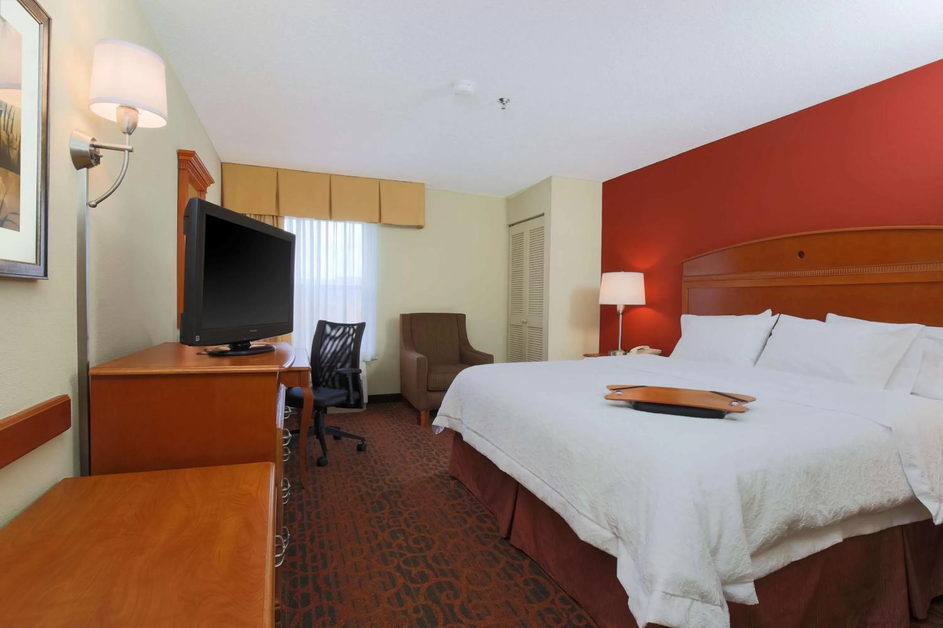 Bed in Hampton Inn St. Louis/Fairview Heights