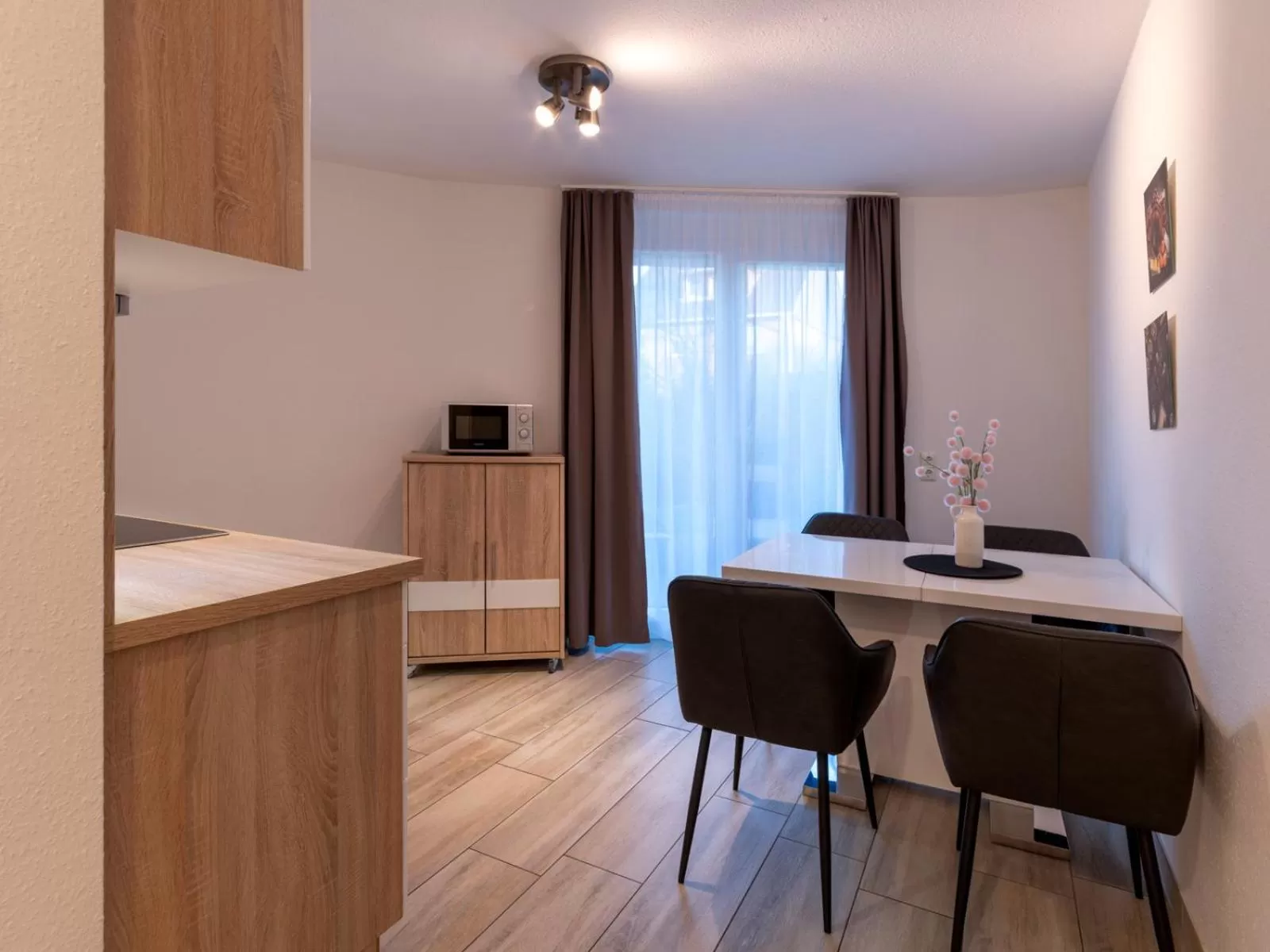 TV/Entertainment Center in GLEUEL INN - digital hotel & serviced apartments & boardinghouse mit voll ausgestatteten Küchen