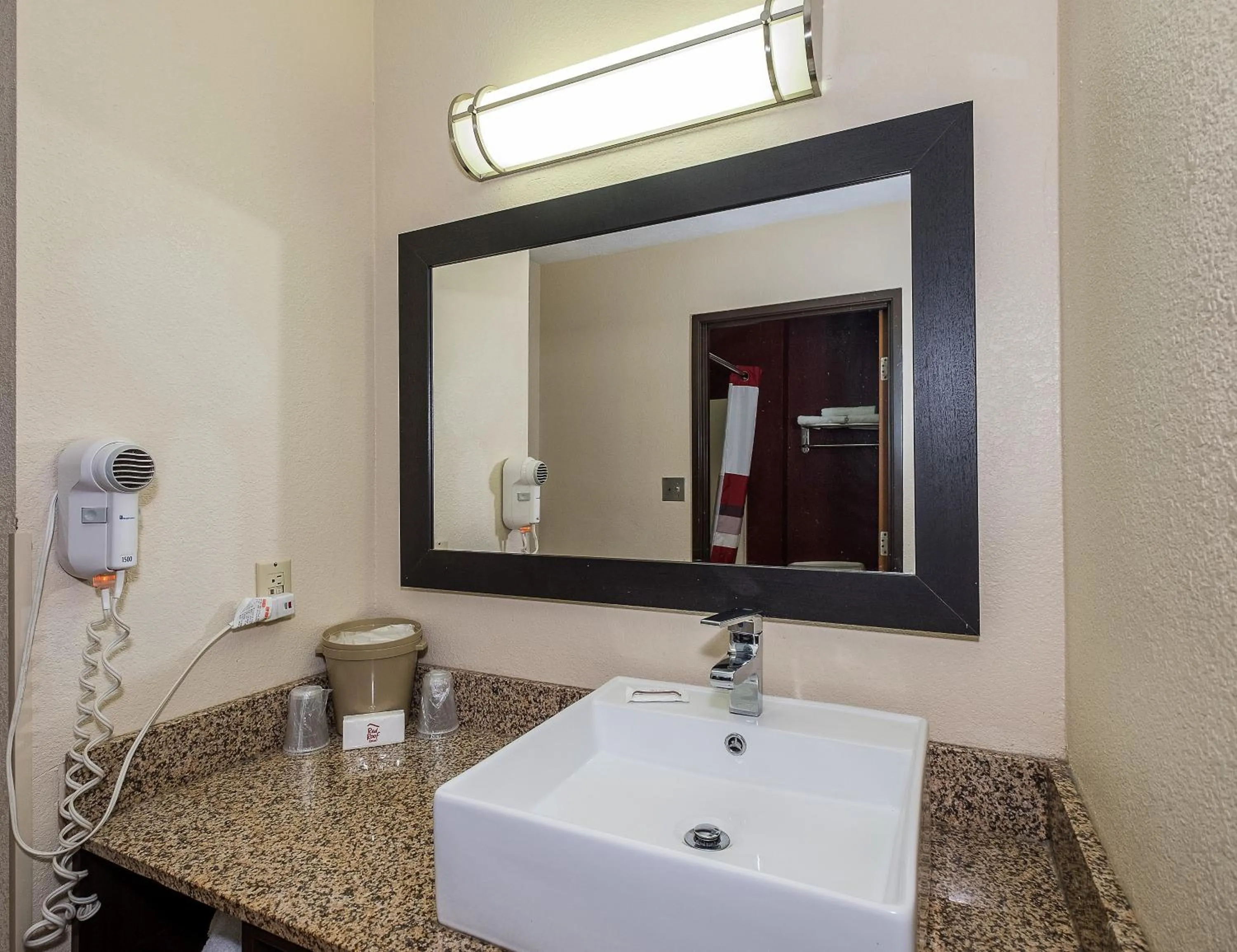Bathroom in Red Roof Inn & Suites Hermitage