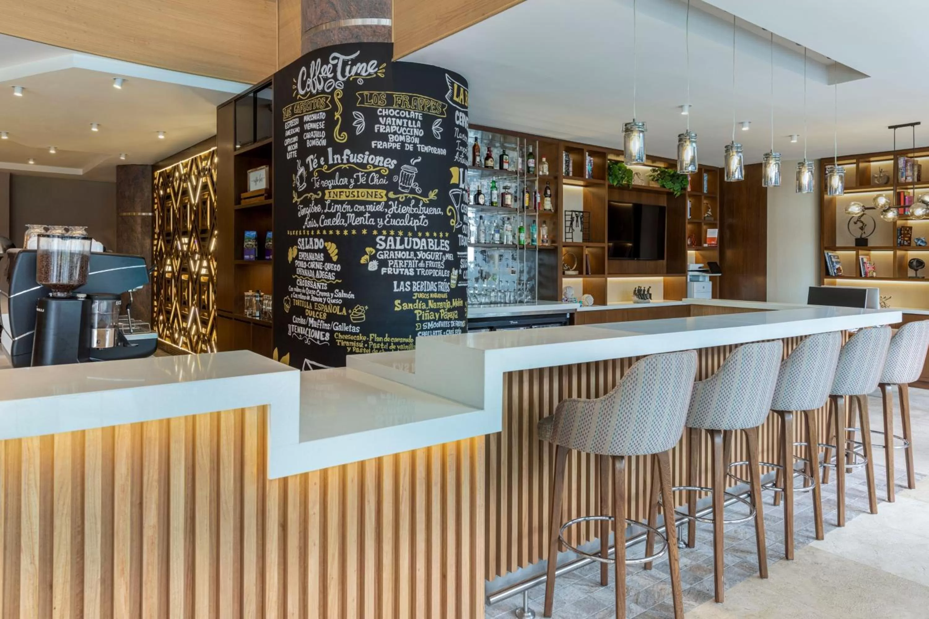 Lounge or bar in Marriott Executive Apartments Panama City, Finisterre