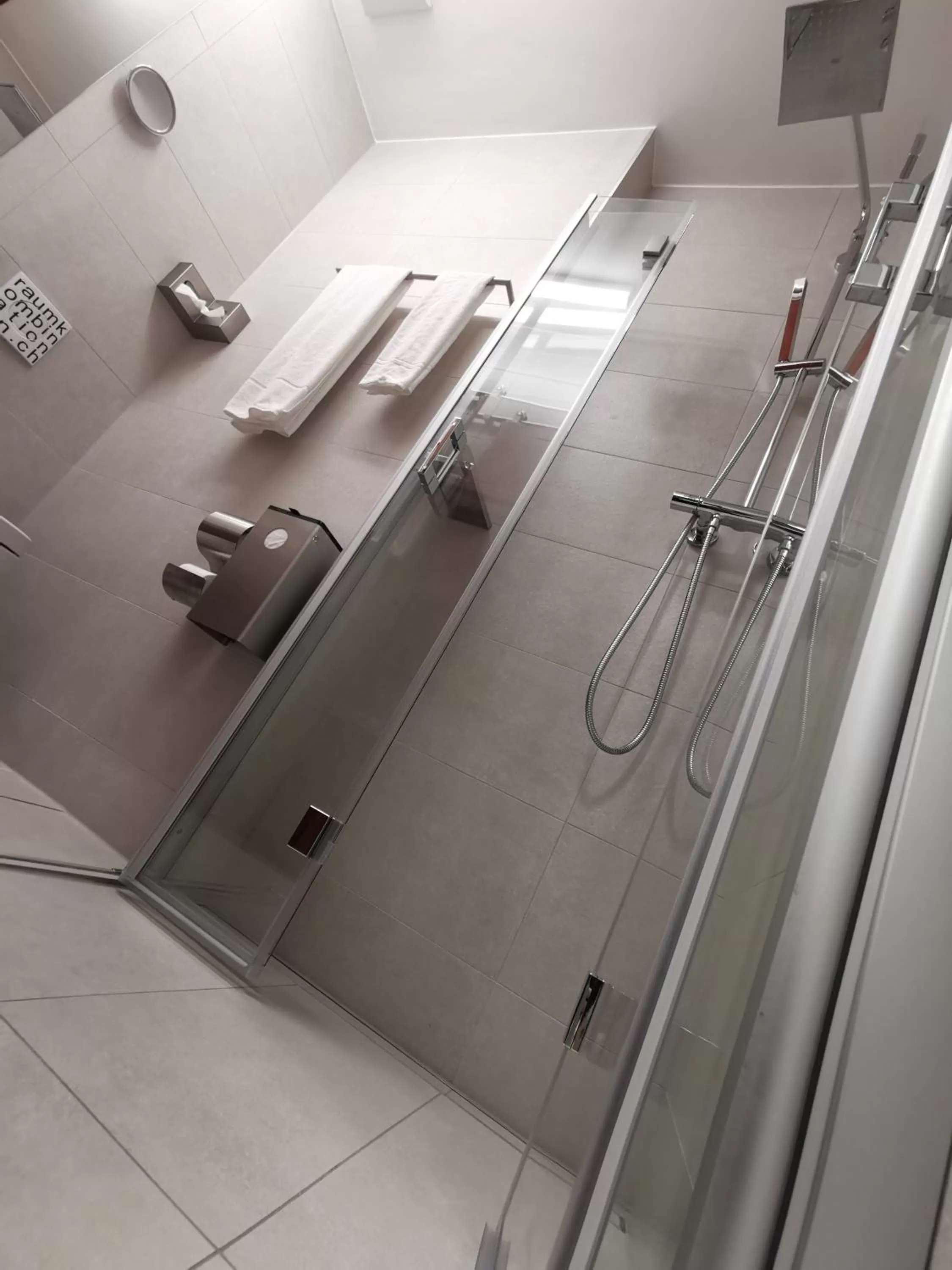 Shower in Boutique Hotel BS16 before Bern City Parking gratis