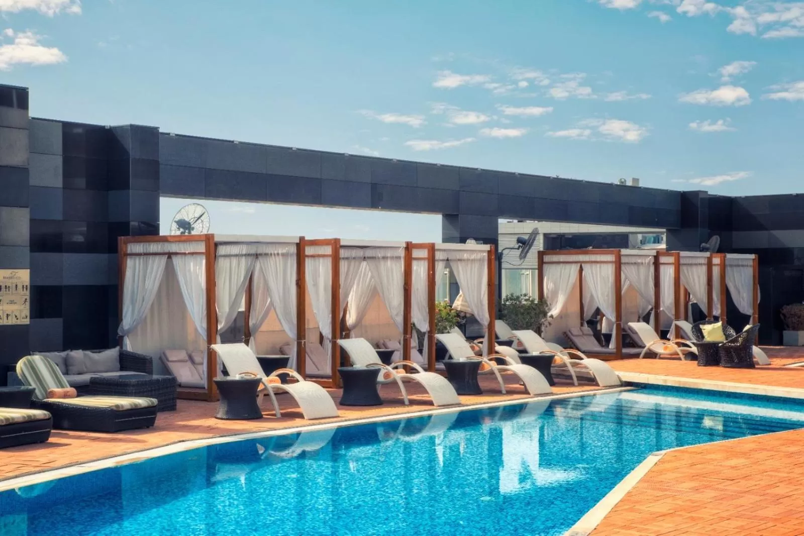 Swimming pool in Fraser Suites Doha