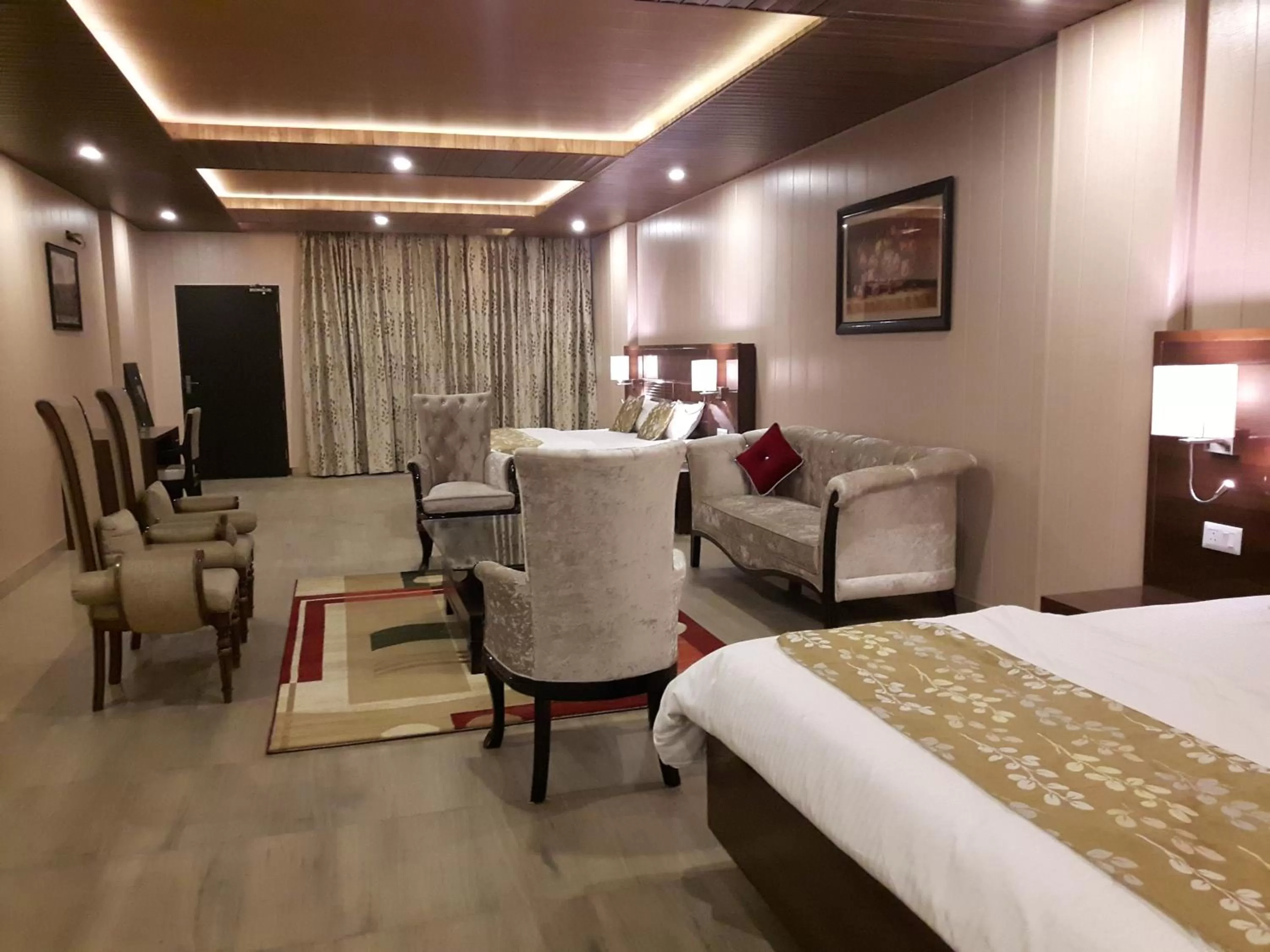 Living room, Bed in Maple Leaf Hotel