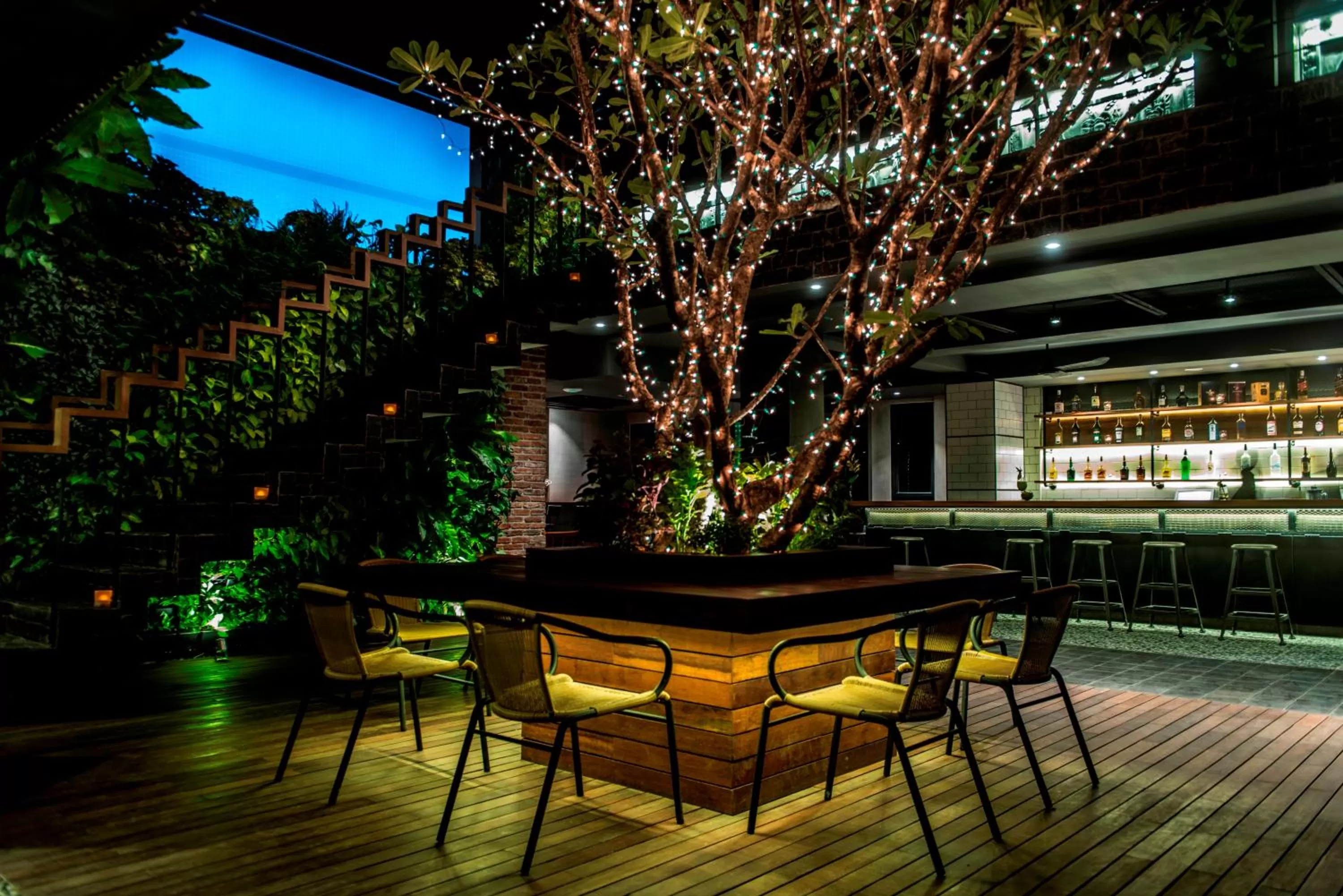 Lounge or bar in Aquarius Hotel and Urban Resort