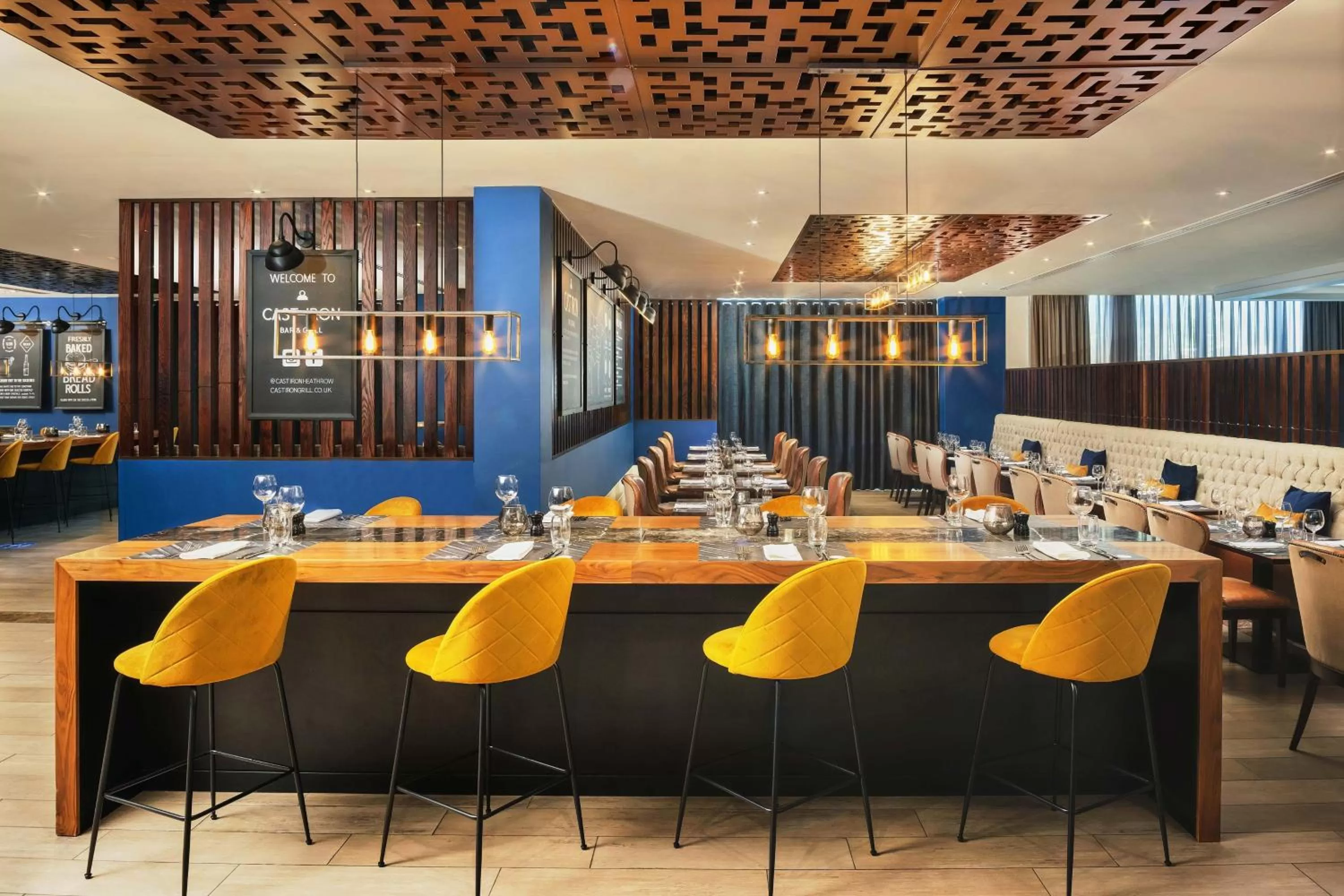 Lounge or bar in Sheraton Heathrow Hotel