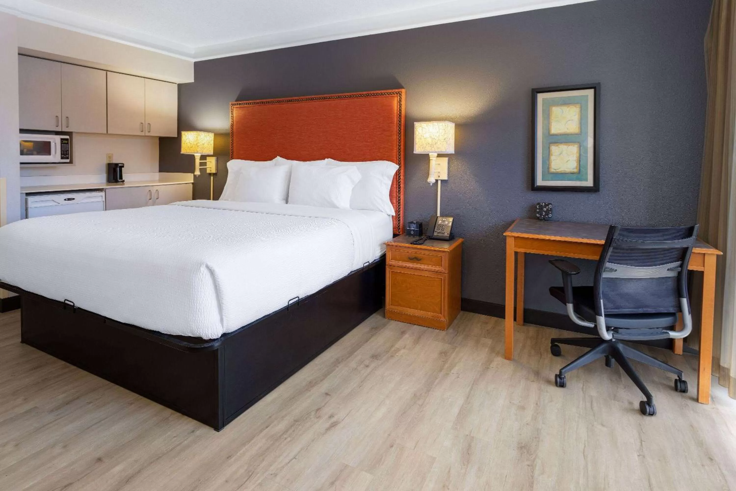 Photo of the whole room, Bed in La Quinta by Wyndham Kingsport Tri Cities Airport