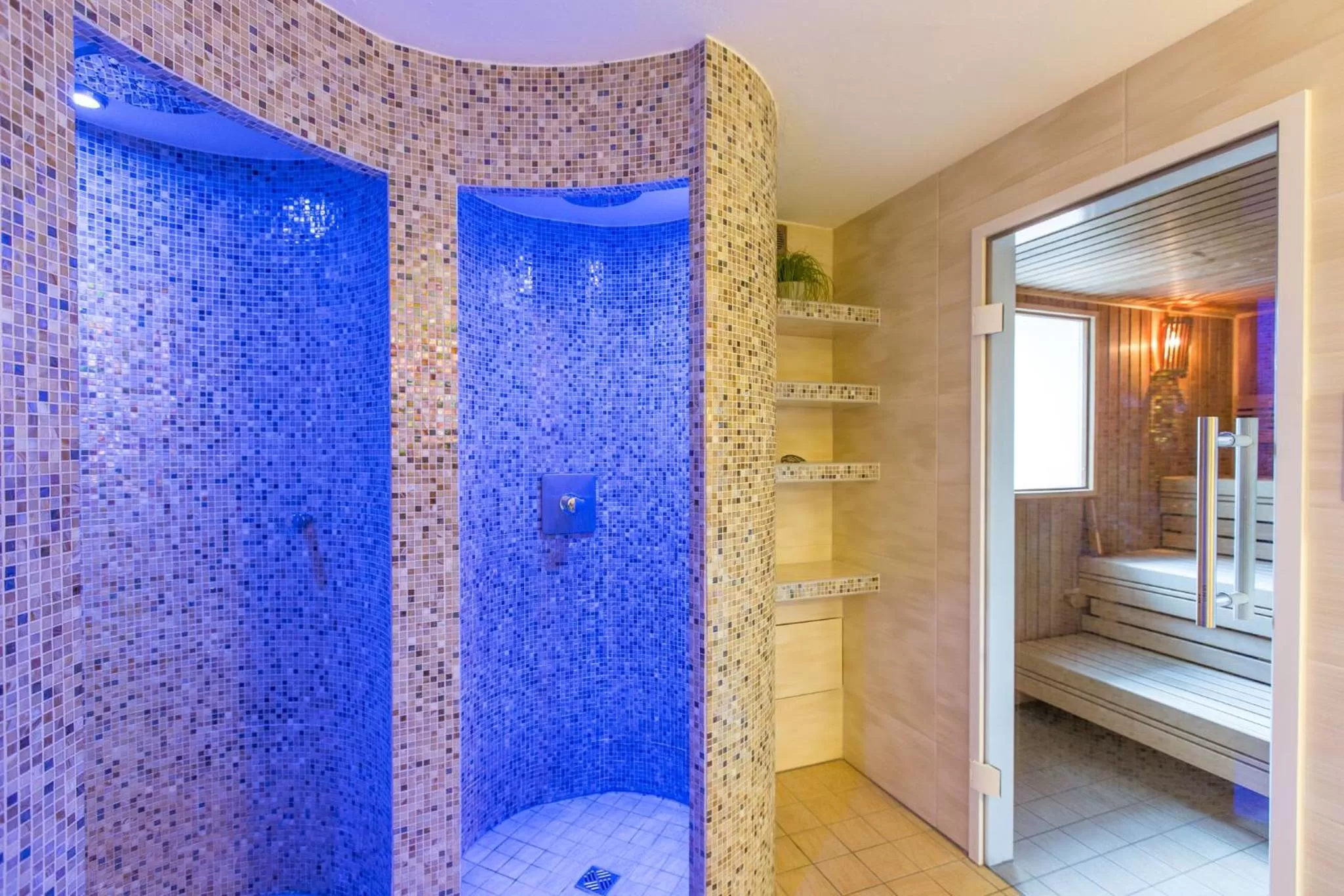 Swimming pool in Parkhotel Bilm im Glück am Stadtrand Hannovers