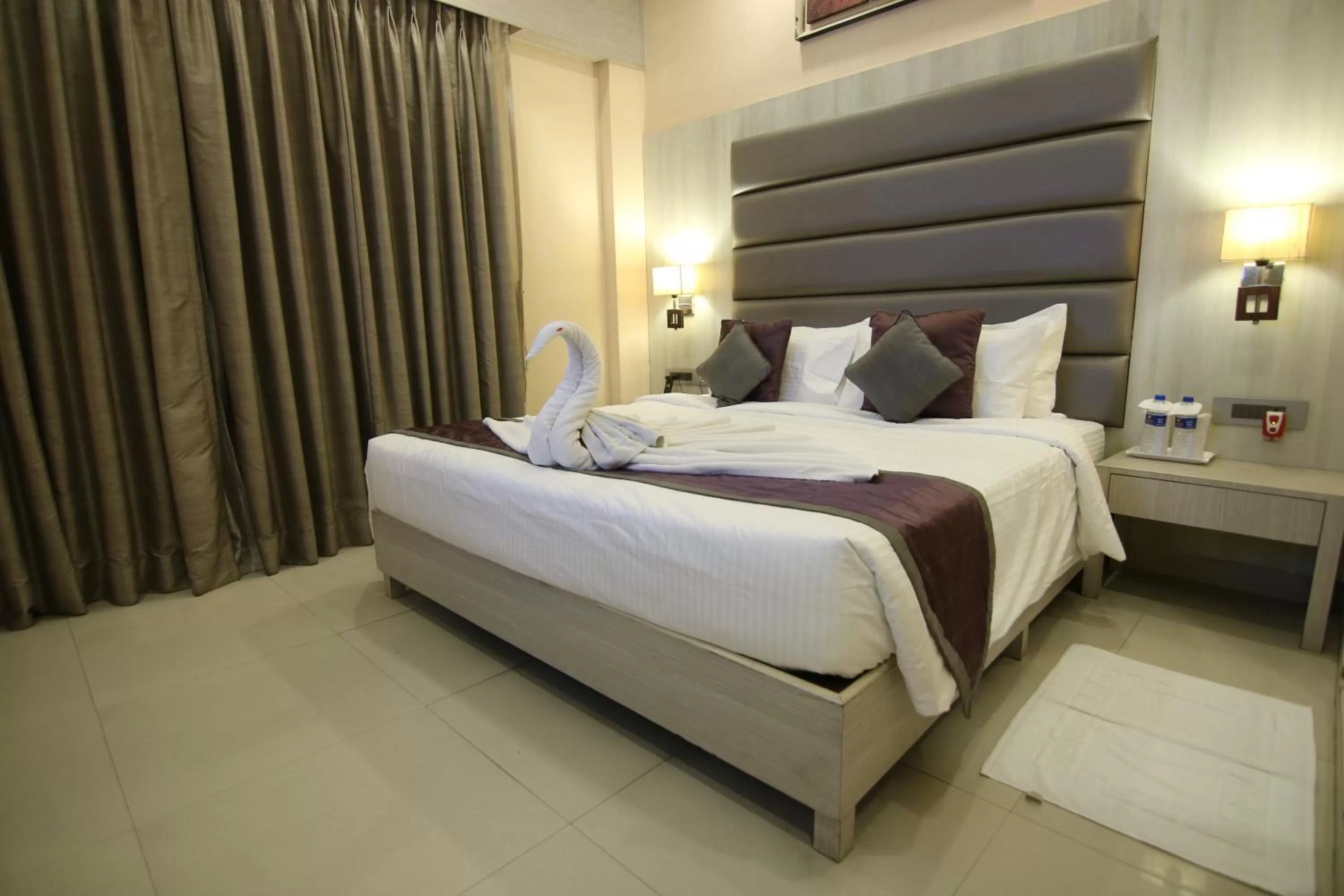 Bedroom, Bed in Golden Tulip Saltlake Kolkata