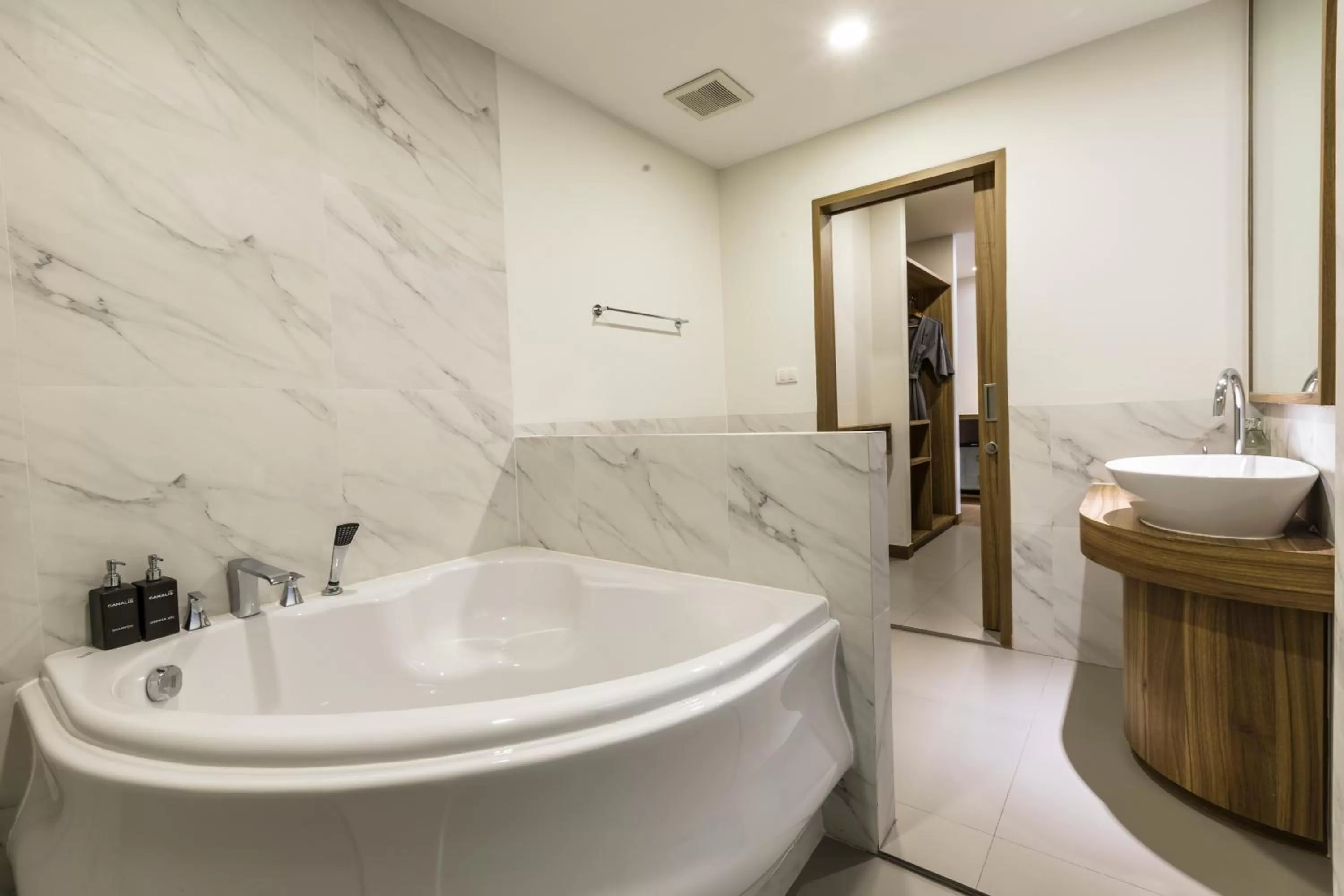 Bathroom in Canalis Suvarnabhumi Airport Hotel