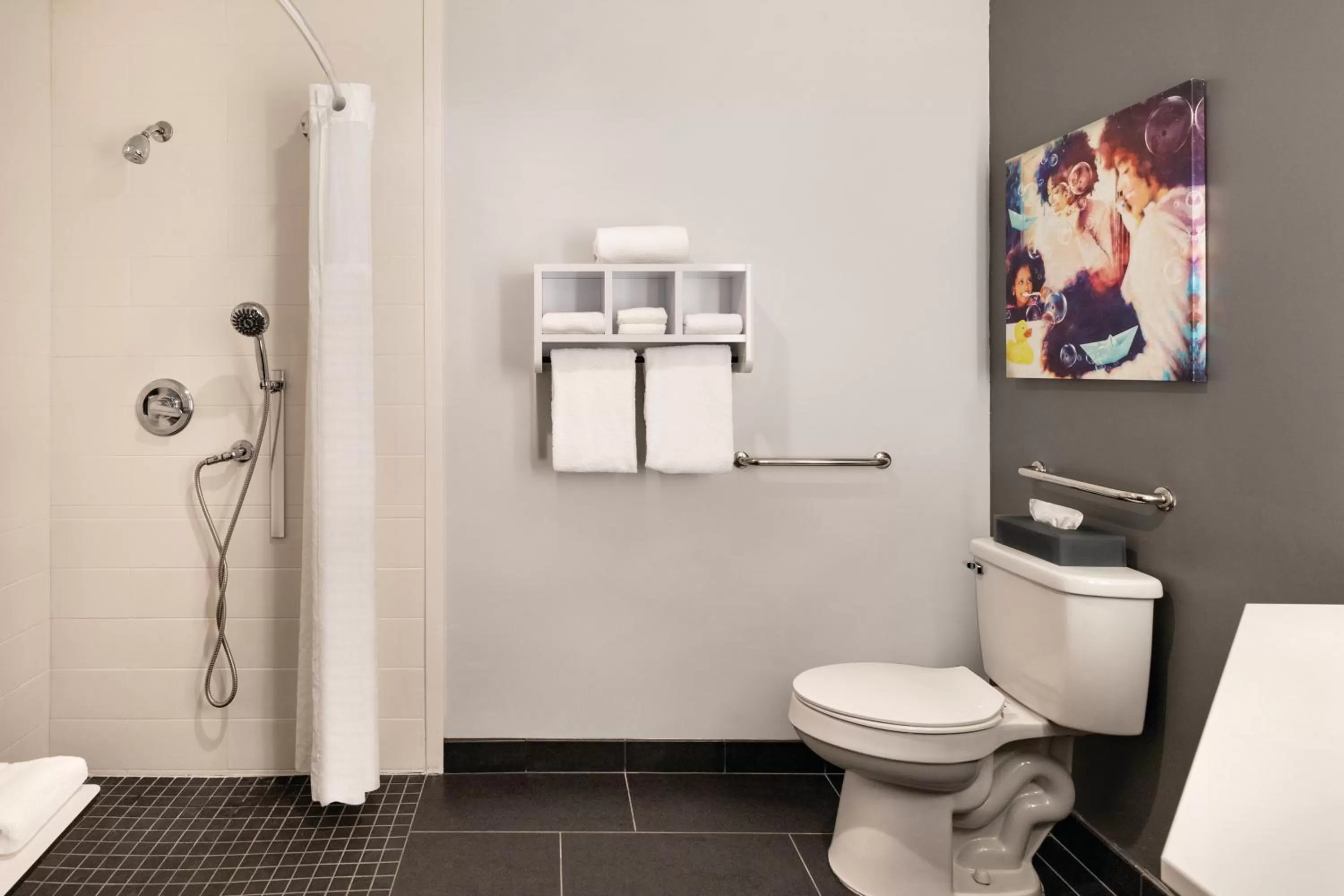 Bathroom in La Quinta inn & suites by Wyndham Dothan