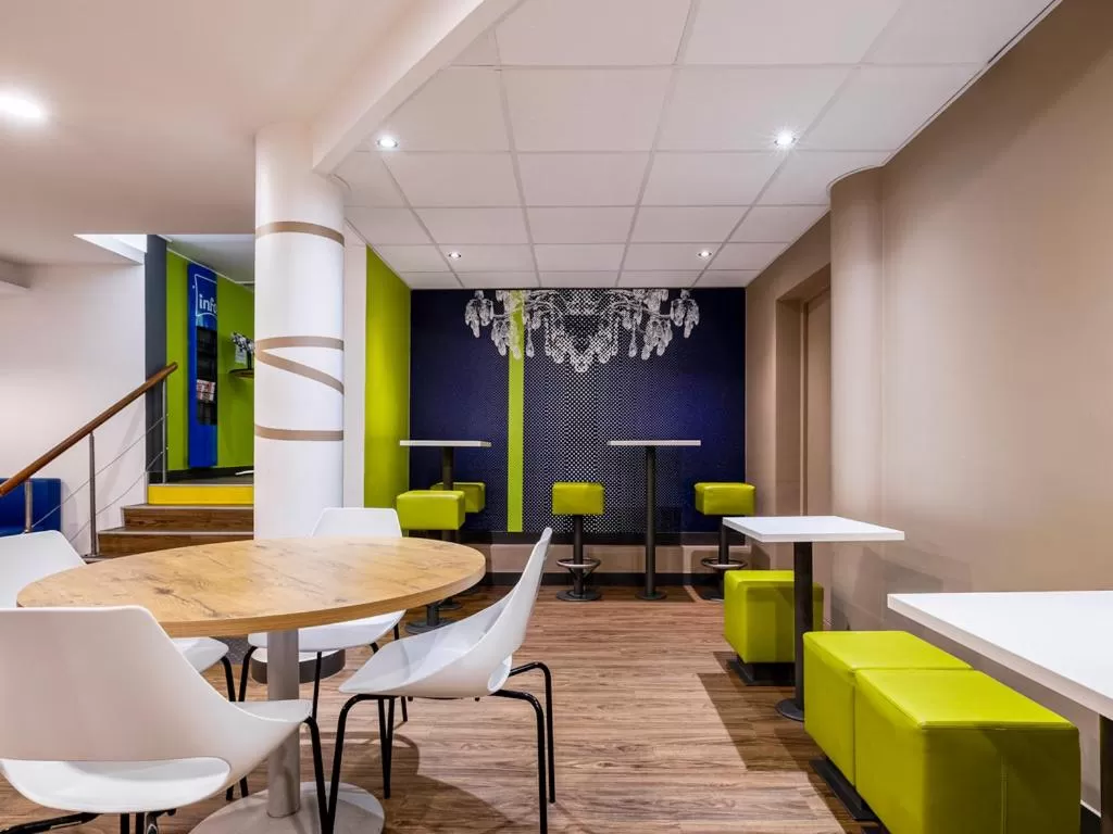 Seating area in ibis budget Bordeaux Centre Mériadeck