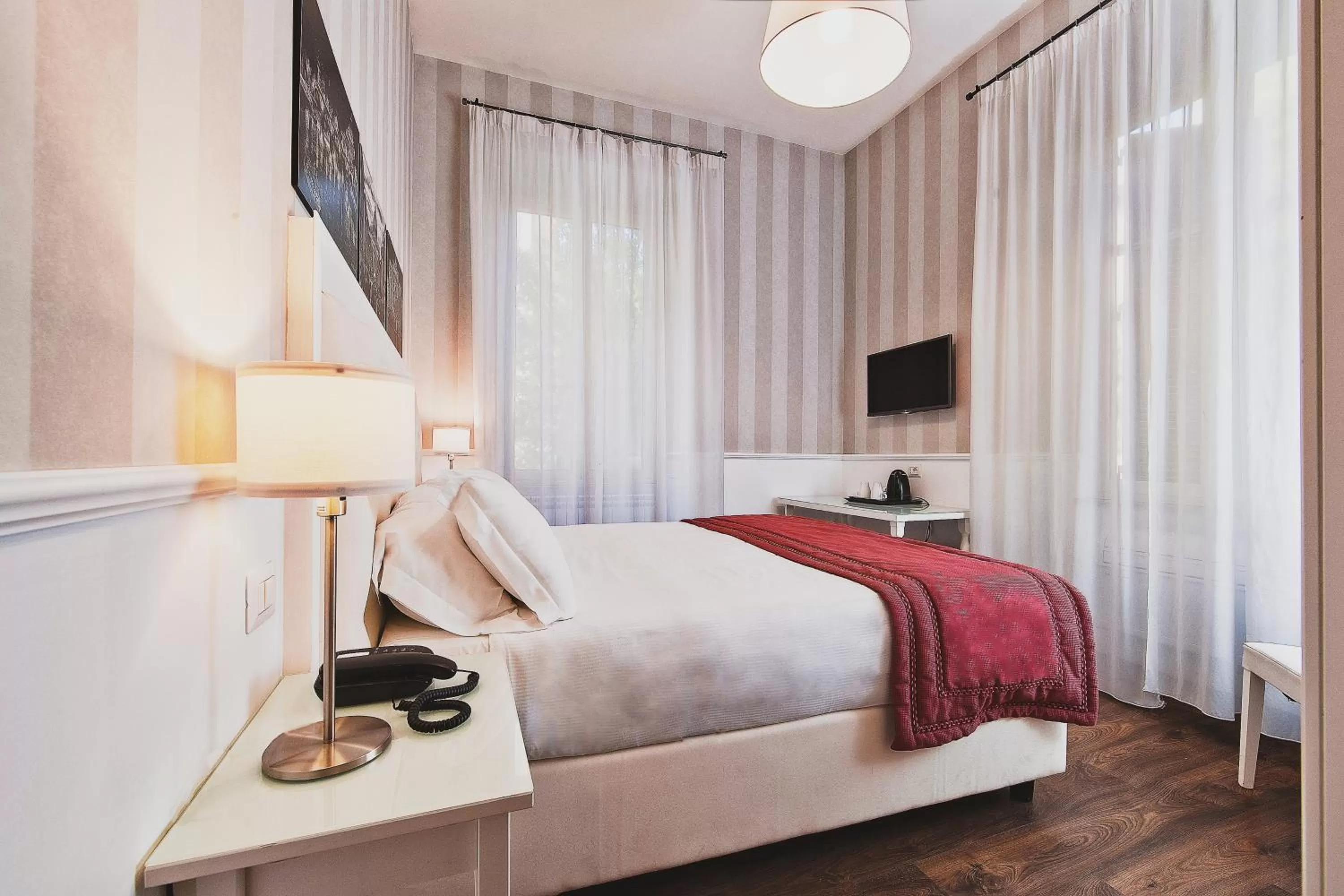 Photo of the whole room, Bed in Star Vatican Rooms