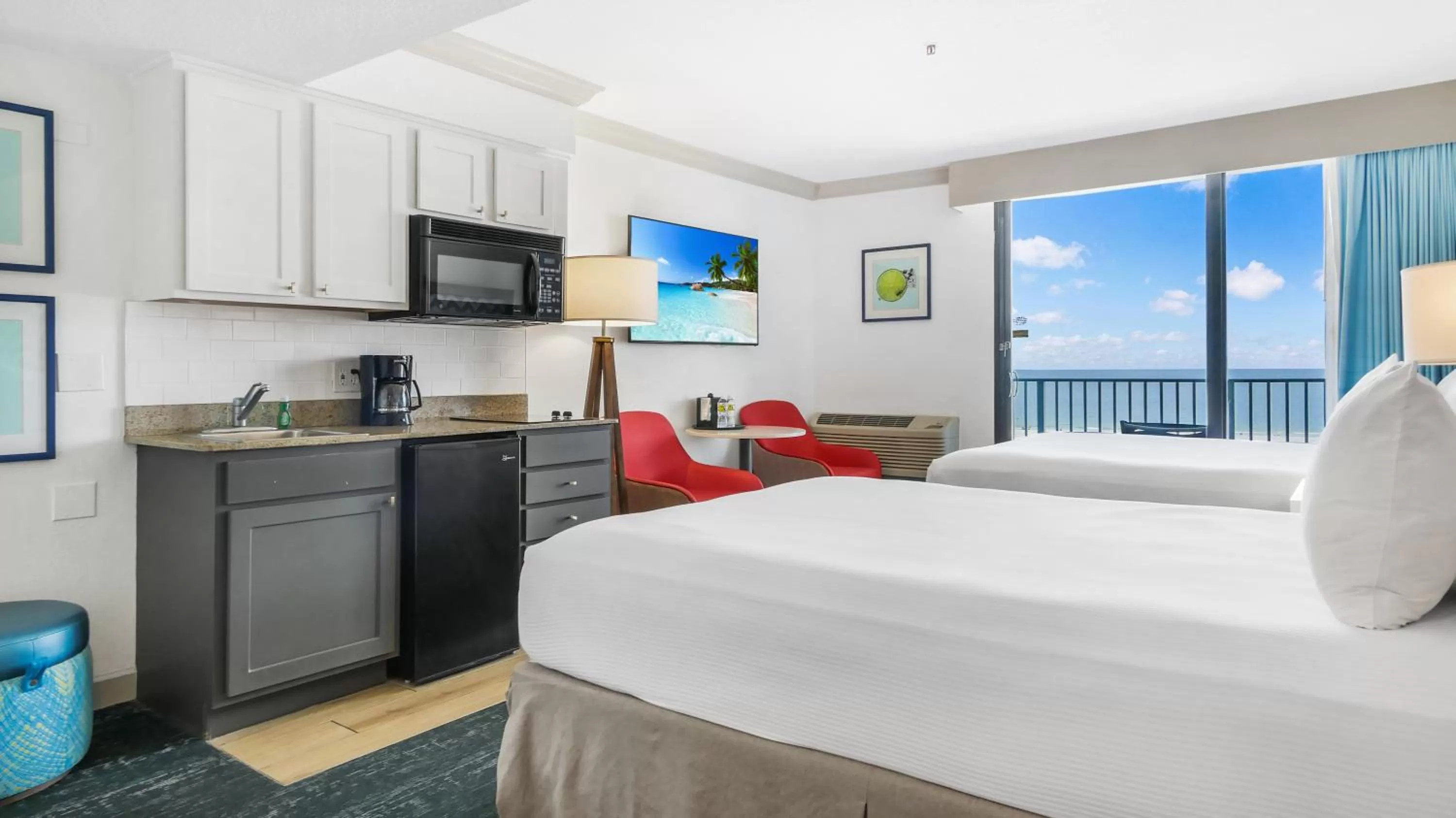 Kitchen or kitchenette, Bed in Bilmar Beach Resort