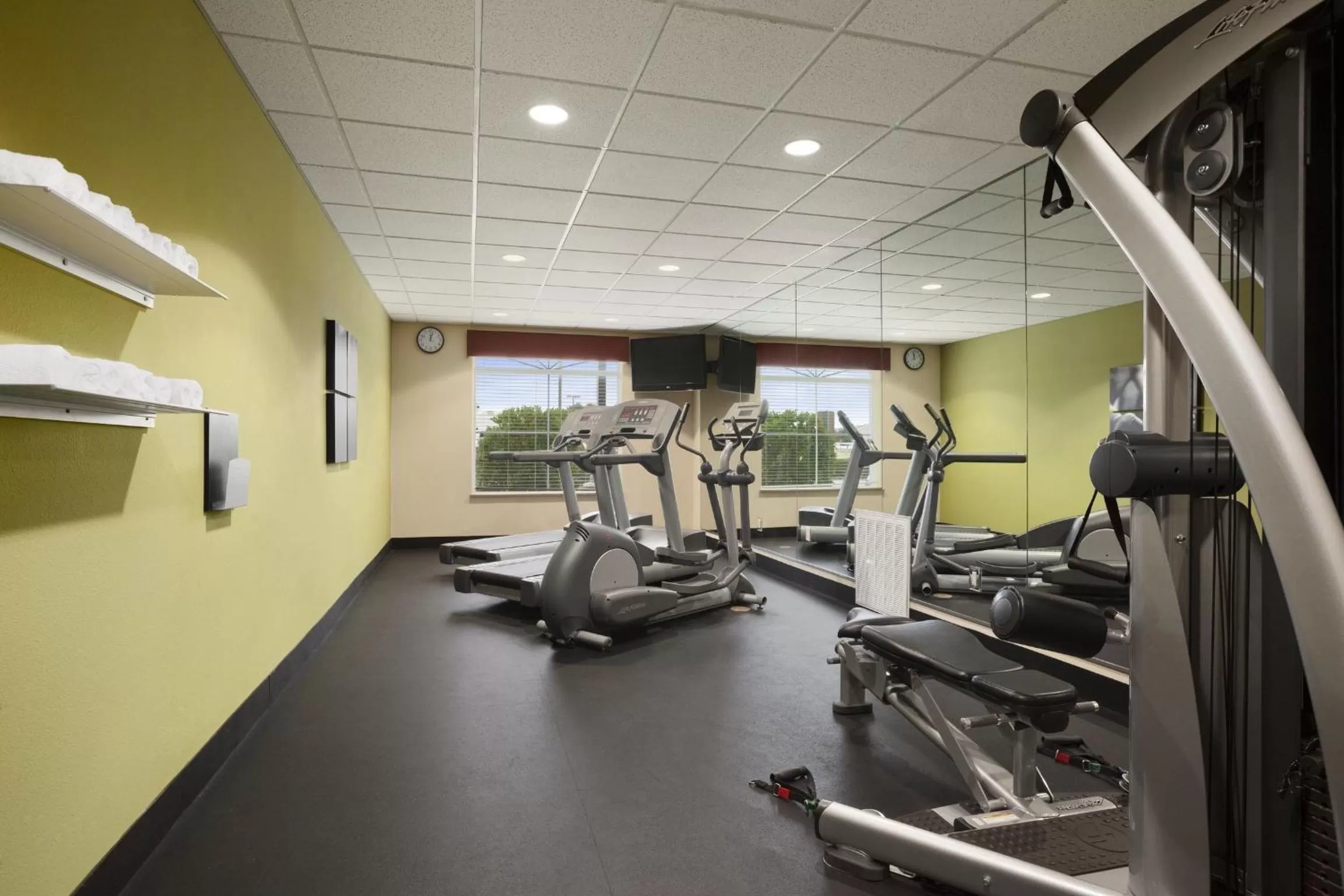 Fitness centre/facilities in Country Inn & Suites by Radisson, College Station, TX