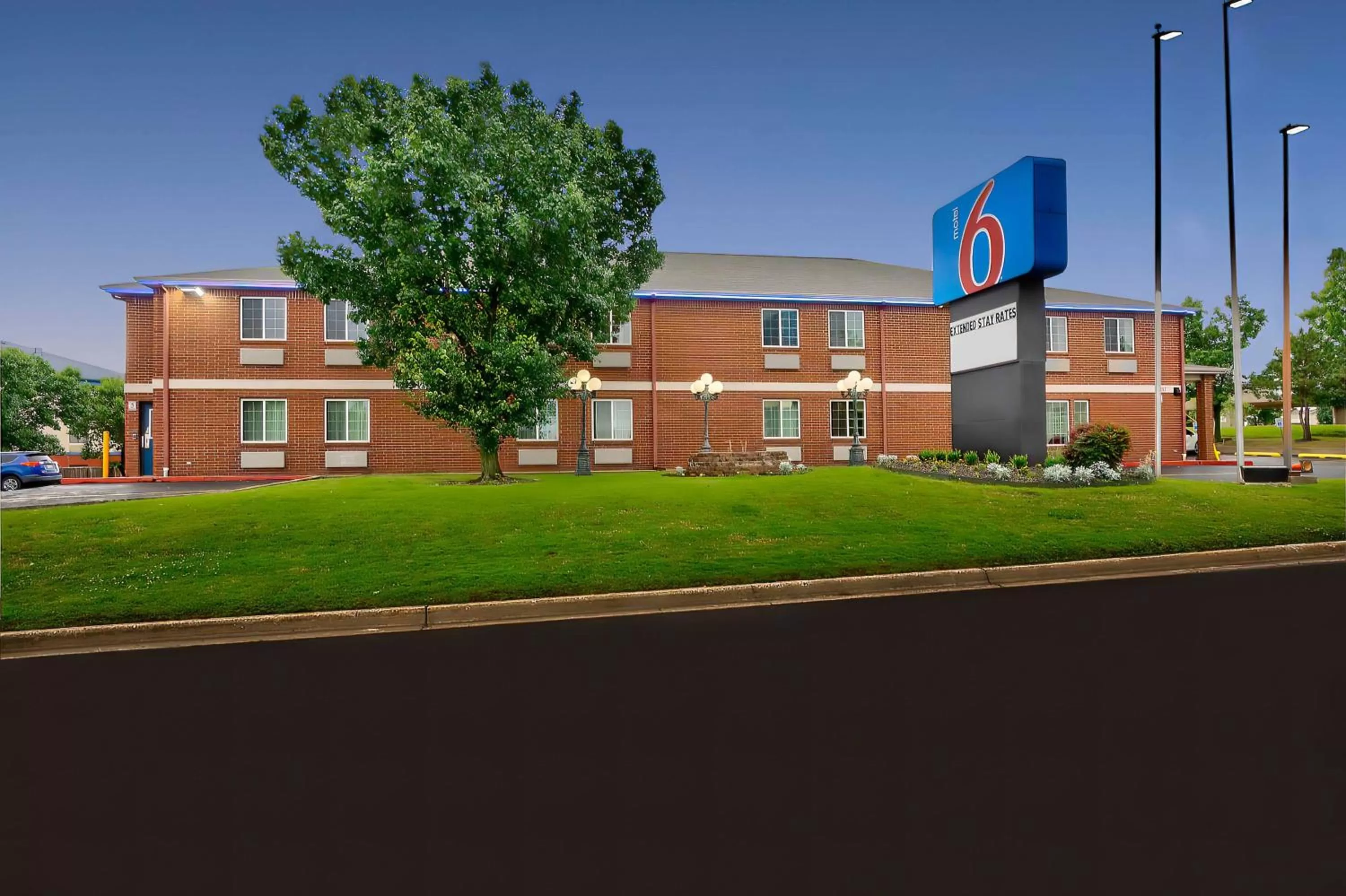 Property building in Motel 6 Tulsa, Ok - Central