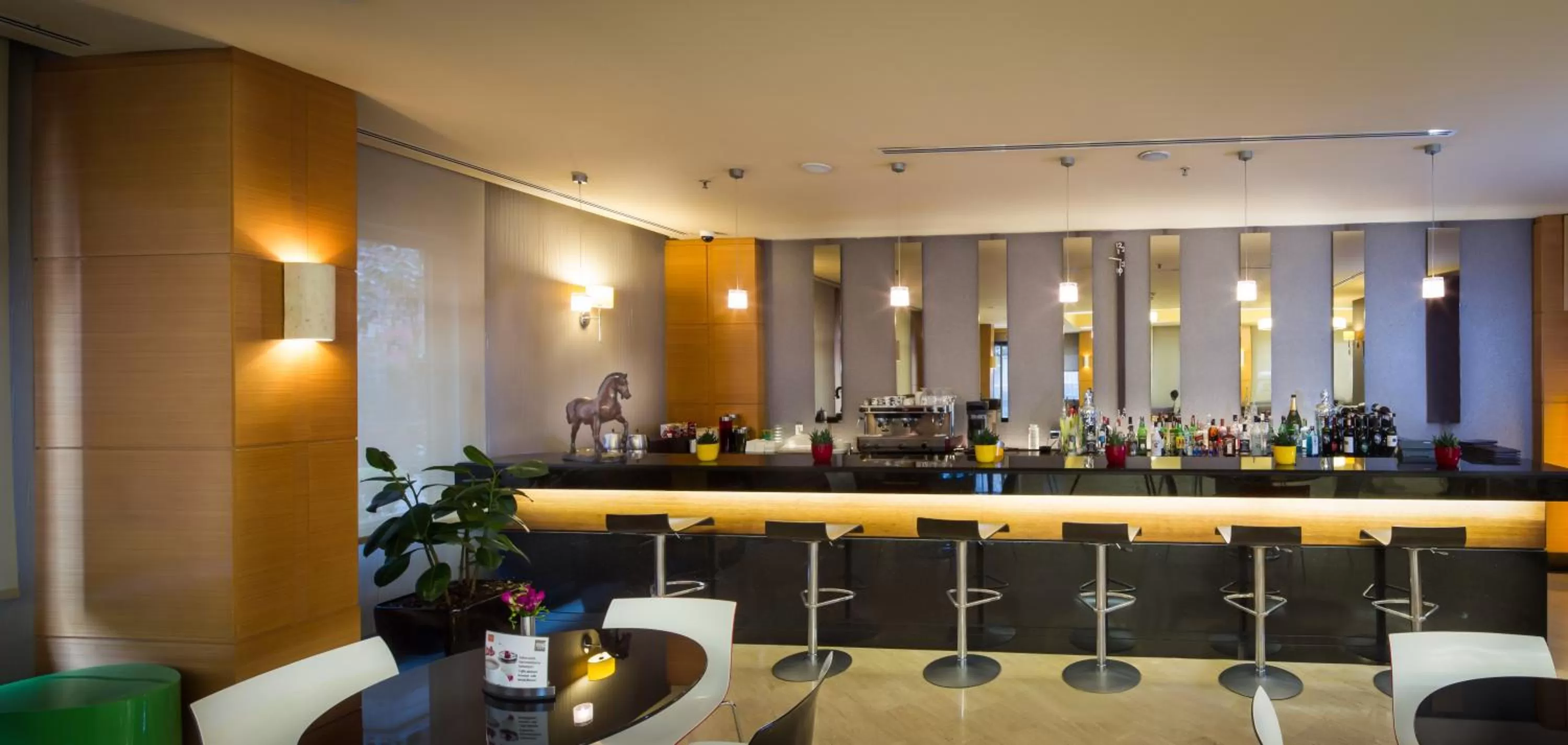 Restaurant/places to eat in Midtown Hotel