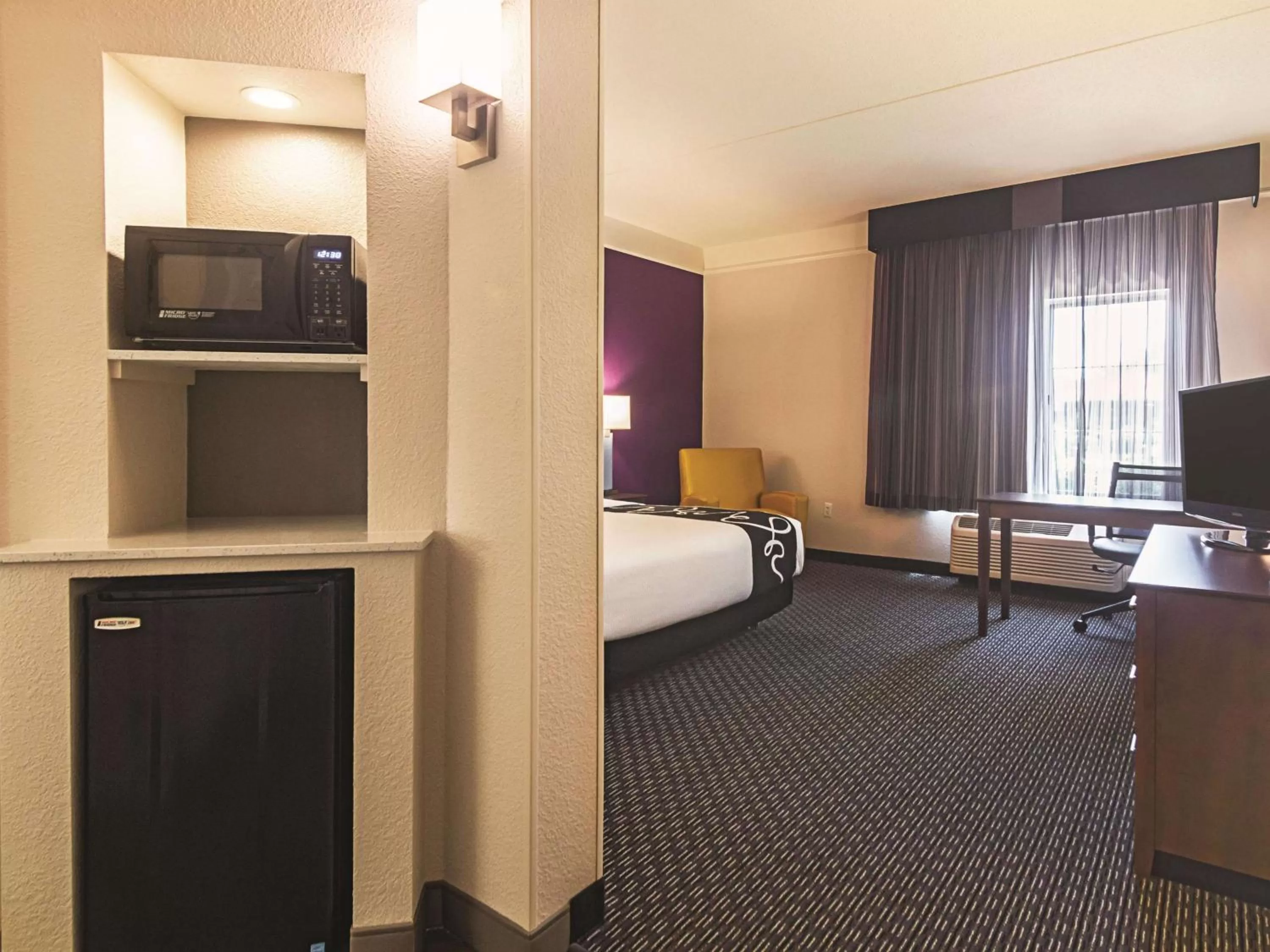 Photo of the whole room, Bed in La Quinta by Wyndham Oklahoma City - NW Expwy