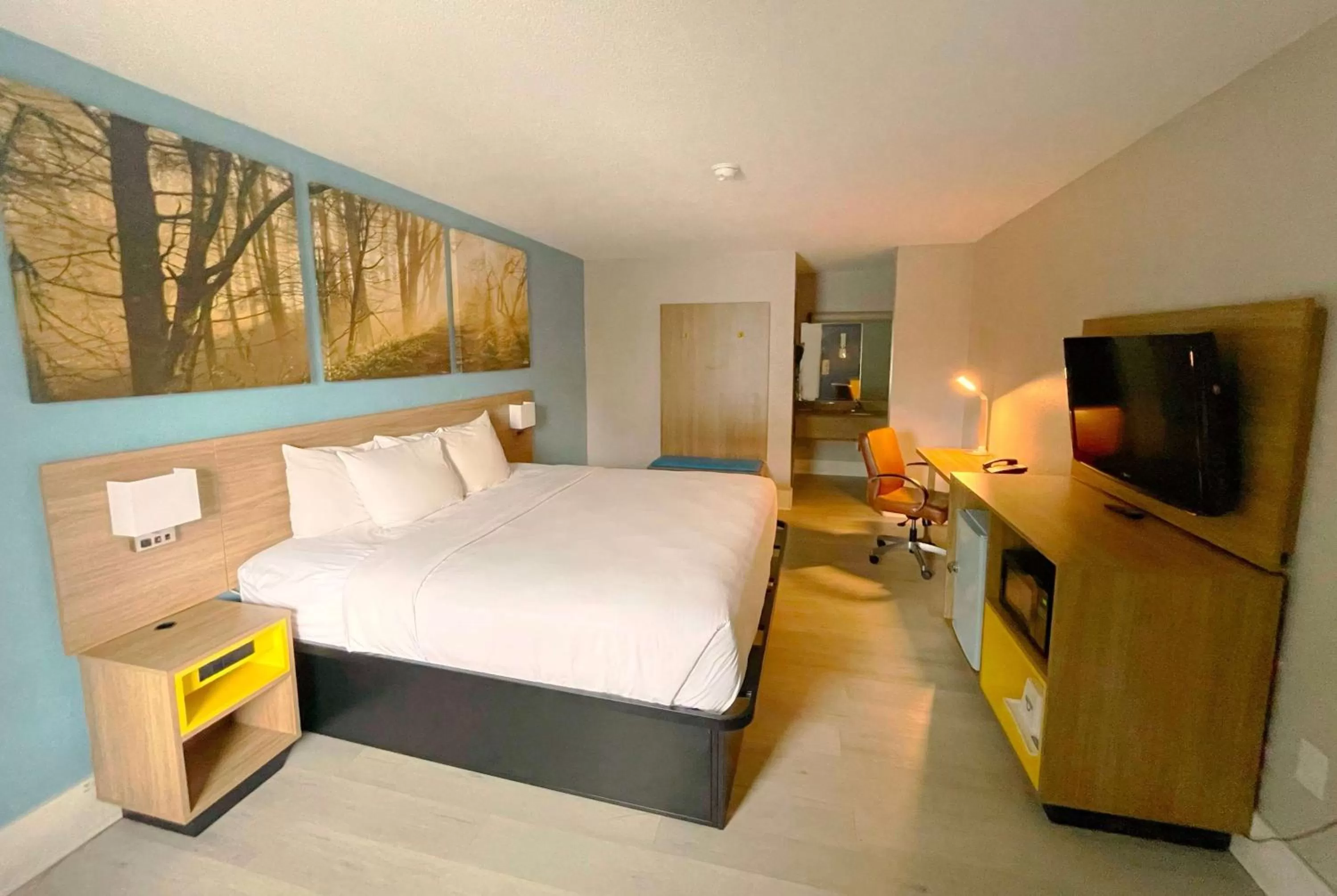 Photo of the whole room, Bed in Days Inn by Wyndham Raleigh Glenwood-Crabtree