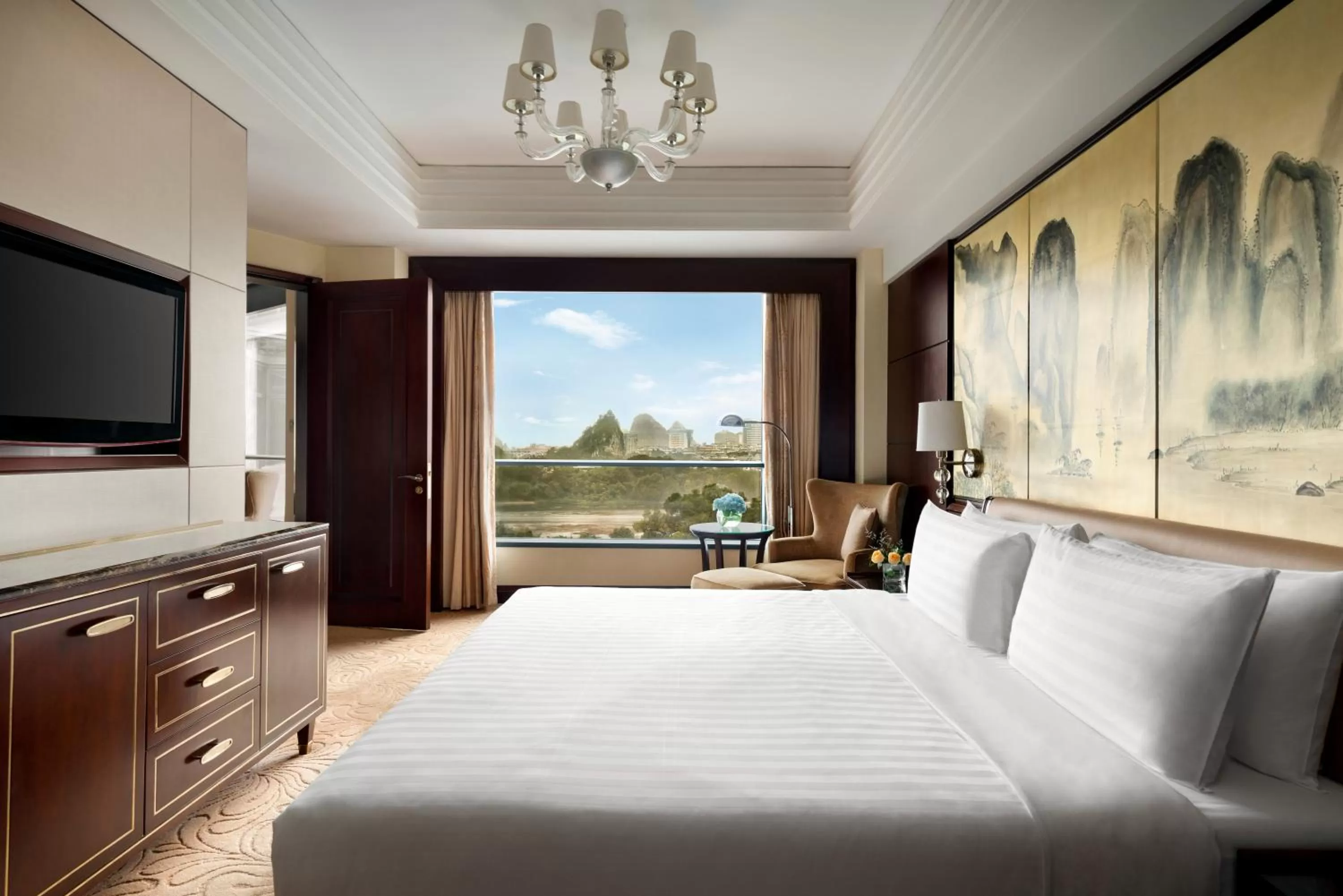 Mountain view, Bed in Shangri-La Guilin