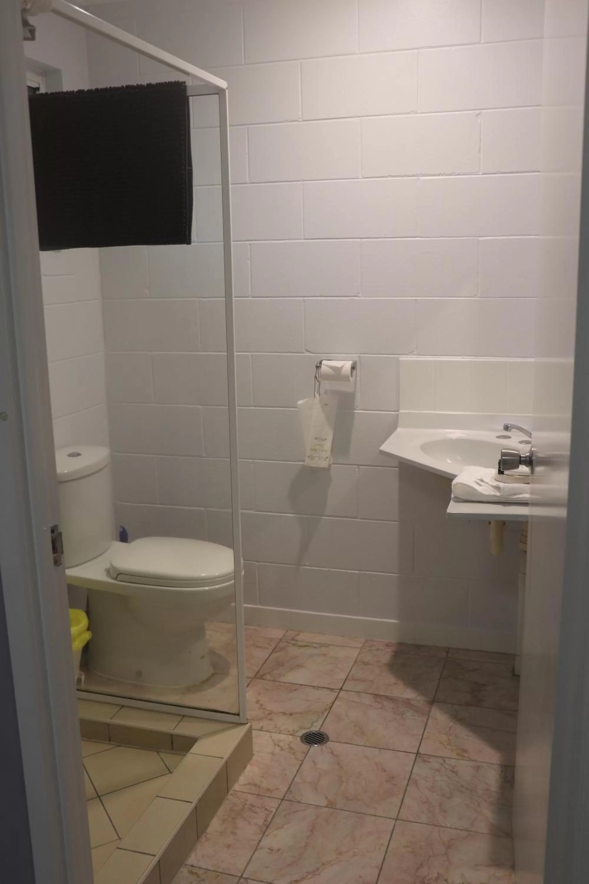 Bathroom in Spanish Lace Motor Inn