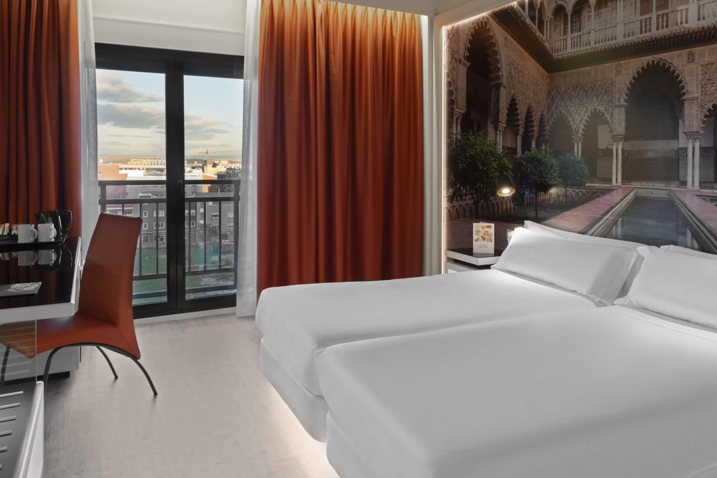 Photo of the whole room, Bed in Elba Madrid Alcalá