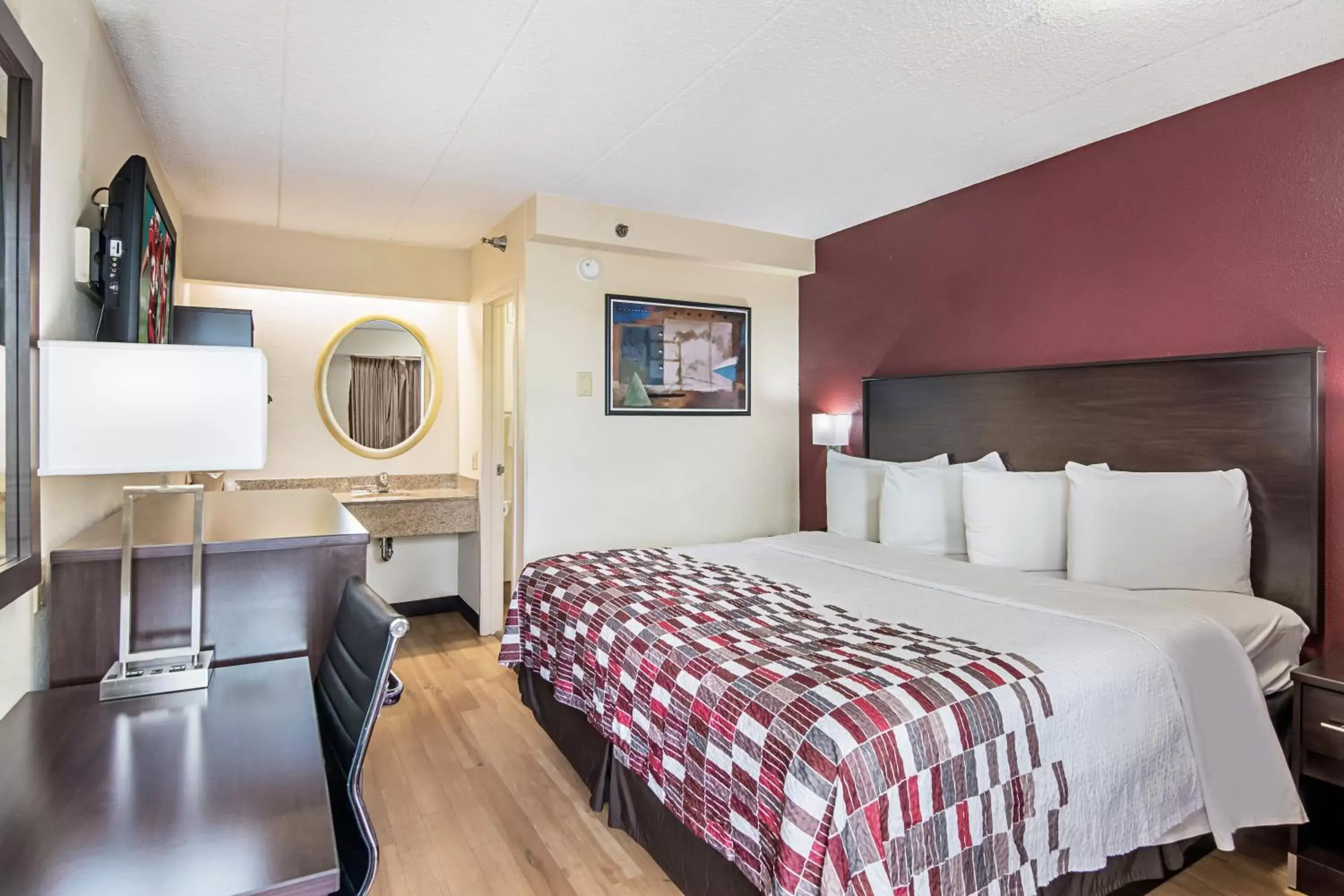 Deluxe King Room Non-Smoking in Red Roof Inn Hampton Coliseum and Convention Center Deluxe King Room Non-Smoking in Red Roof Inn Hampton Coliseum and Convention Center