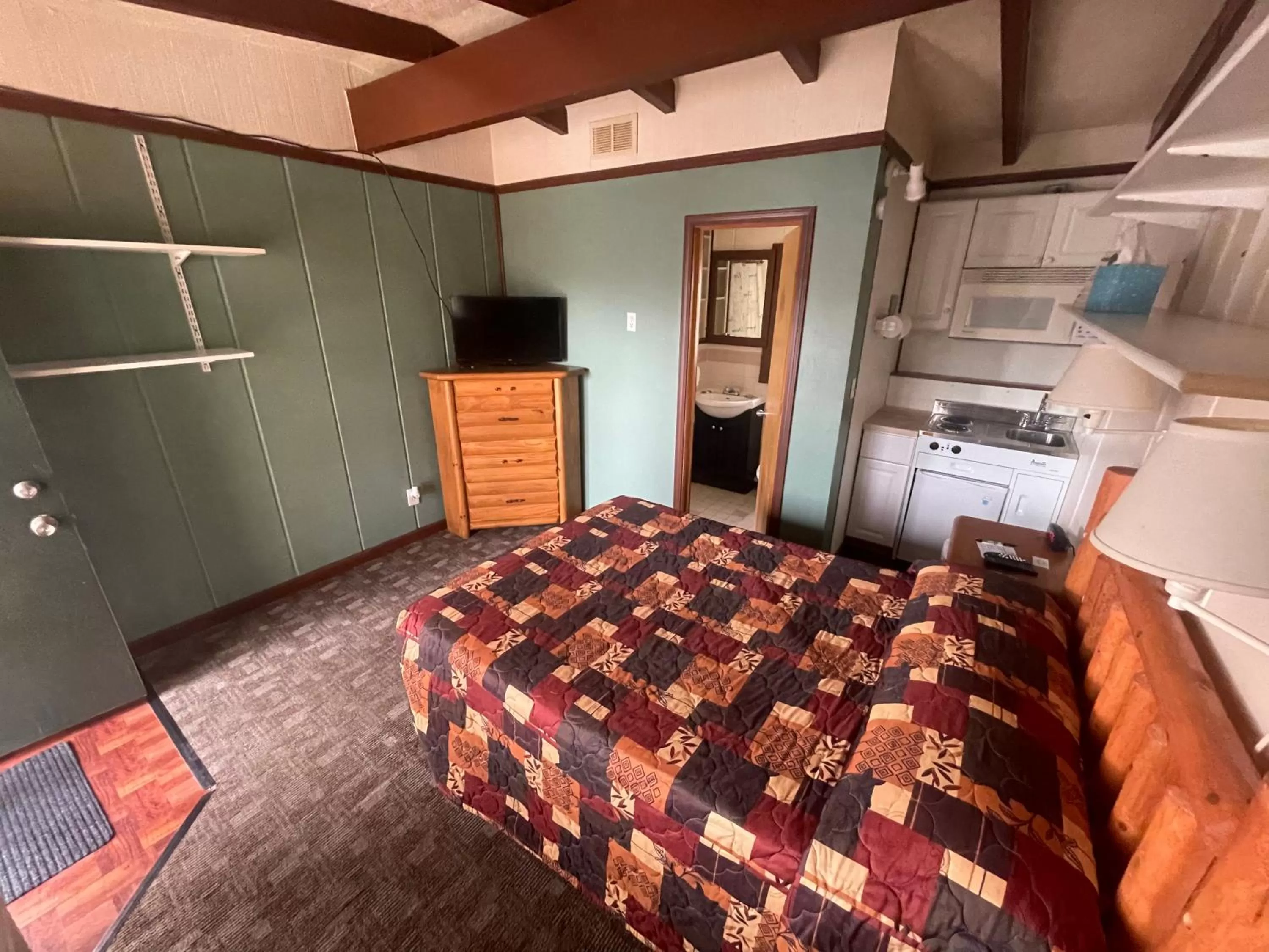 Bed in Olde Mill Inn of Clarkston