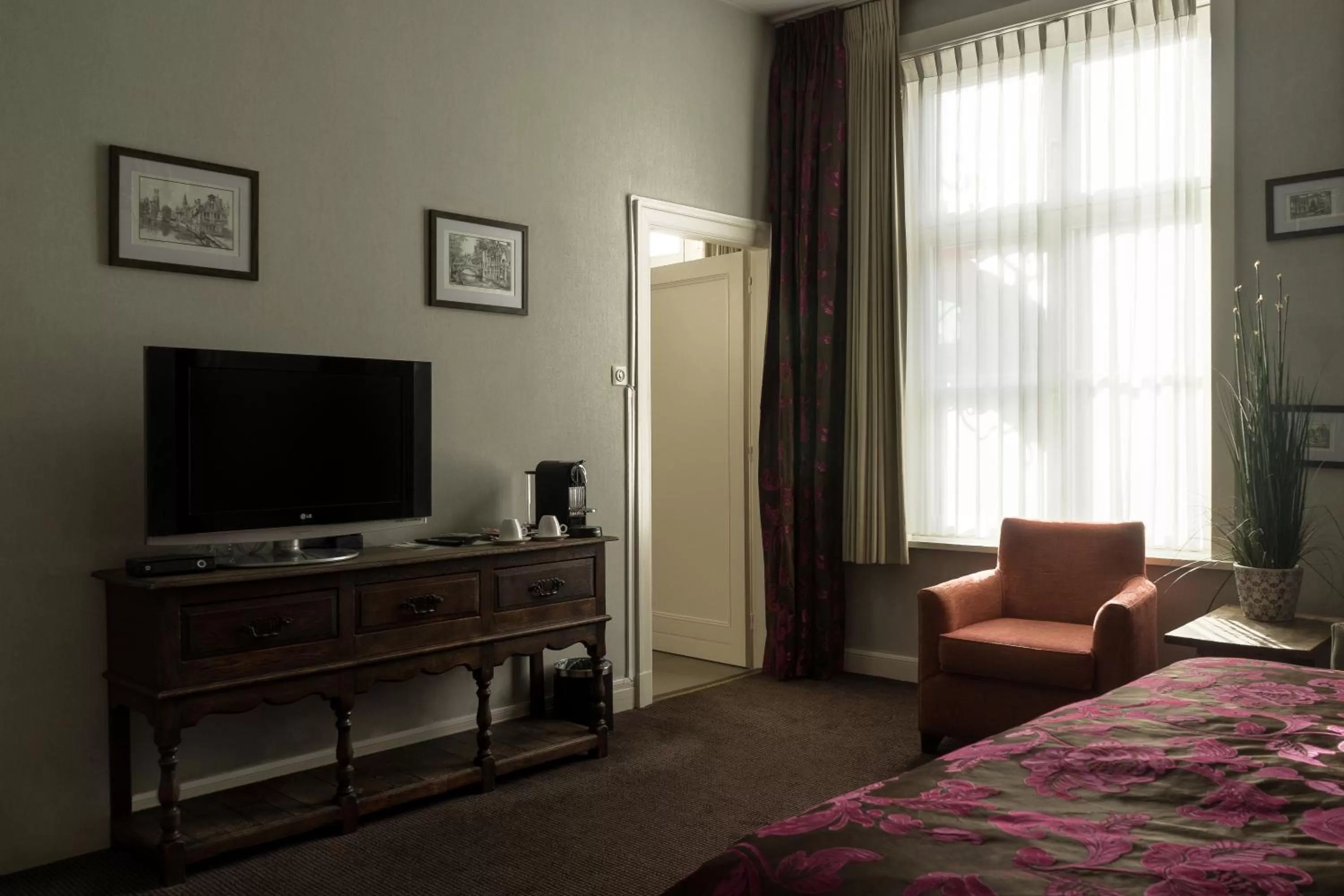 Decorative detail, Bed in Hotel Duc De Bourgogne