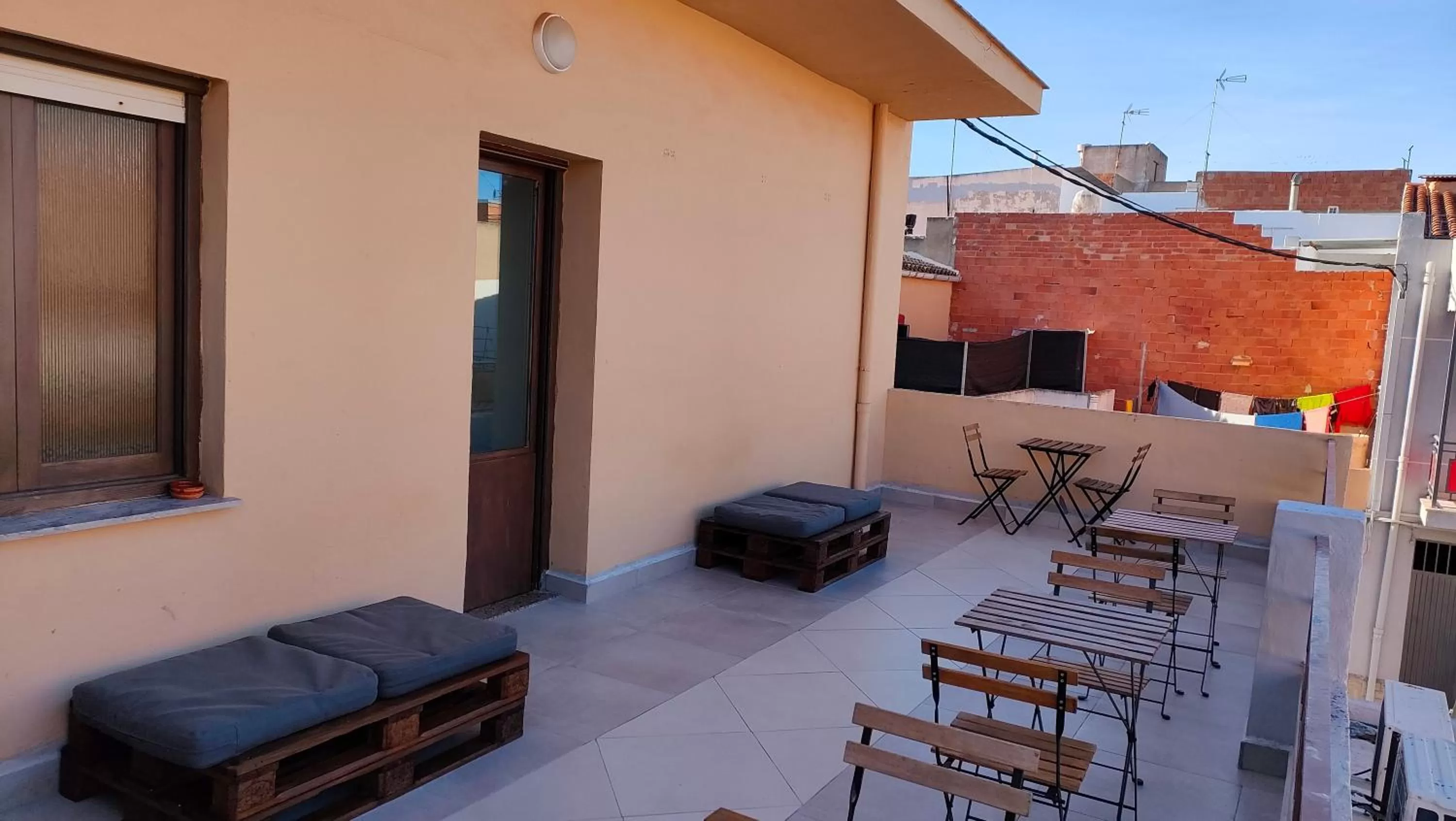 Balcony/Terrace in Pensión Benavente AP-7 3min coche Playa 5 min Self check-in 24h