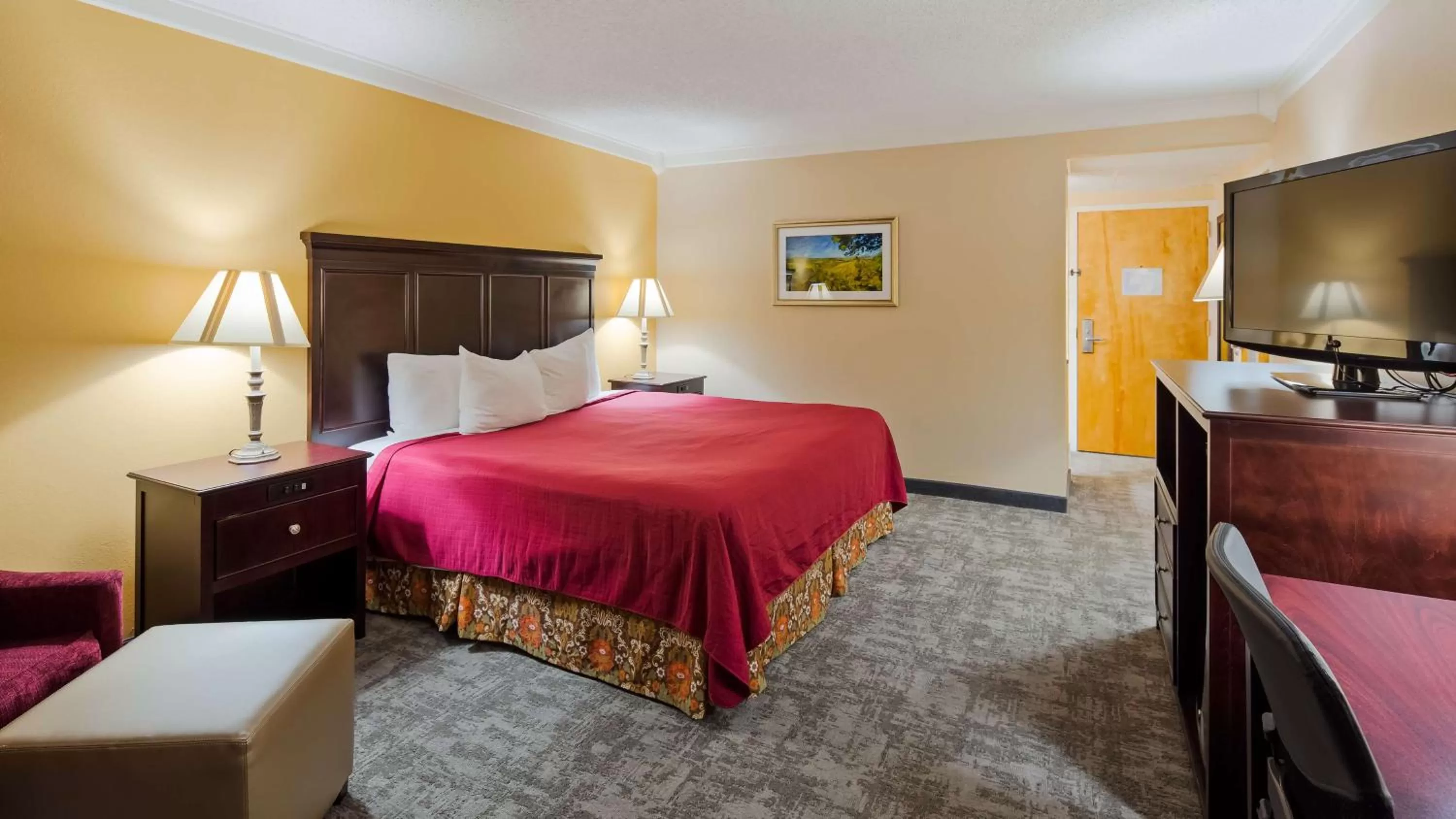 Photo of the whole room, Bed in Osage Creek Lodge