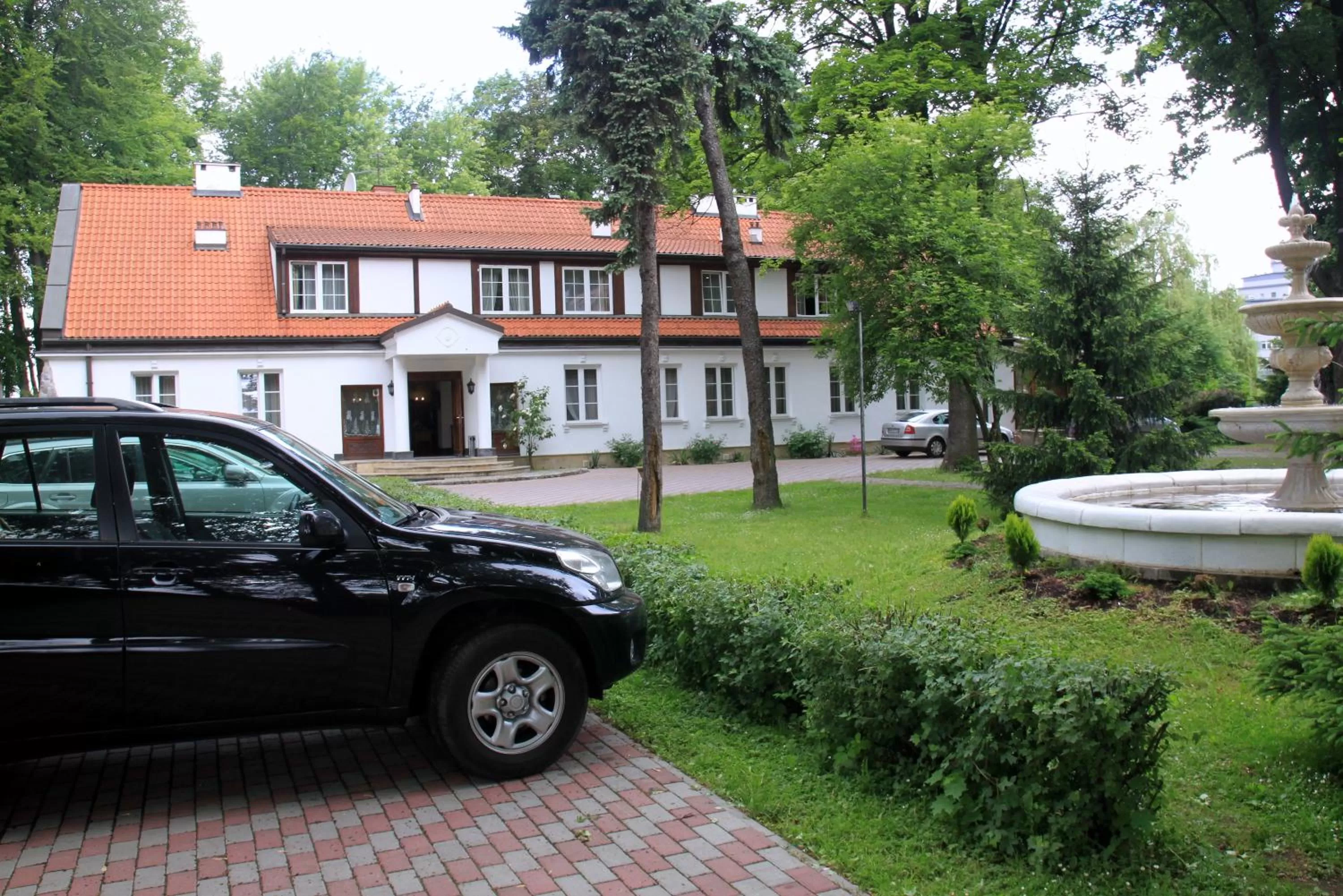 Facade/entrance in Dedek Park - historyczny dworek w pięknym Parku Skaryszewskim obok Stadionu Narodowego