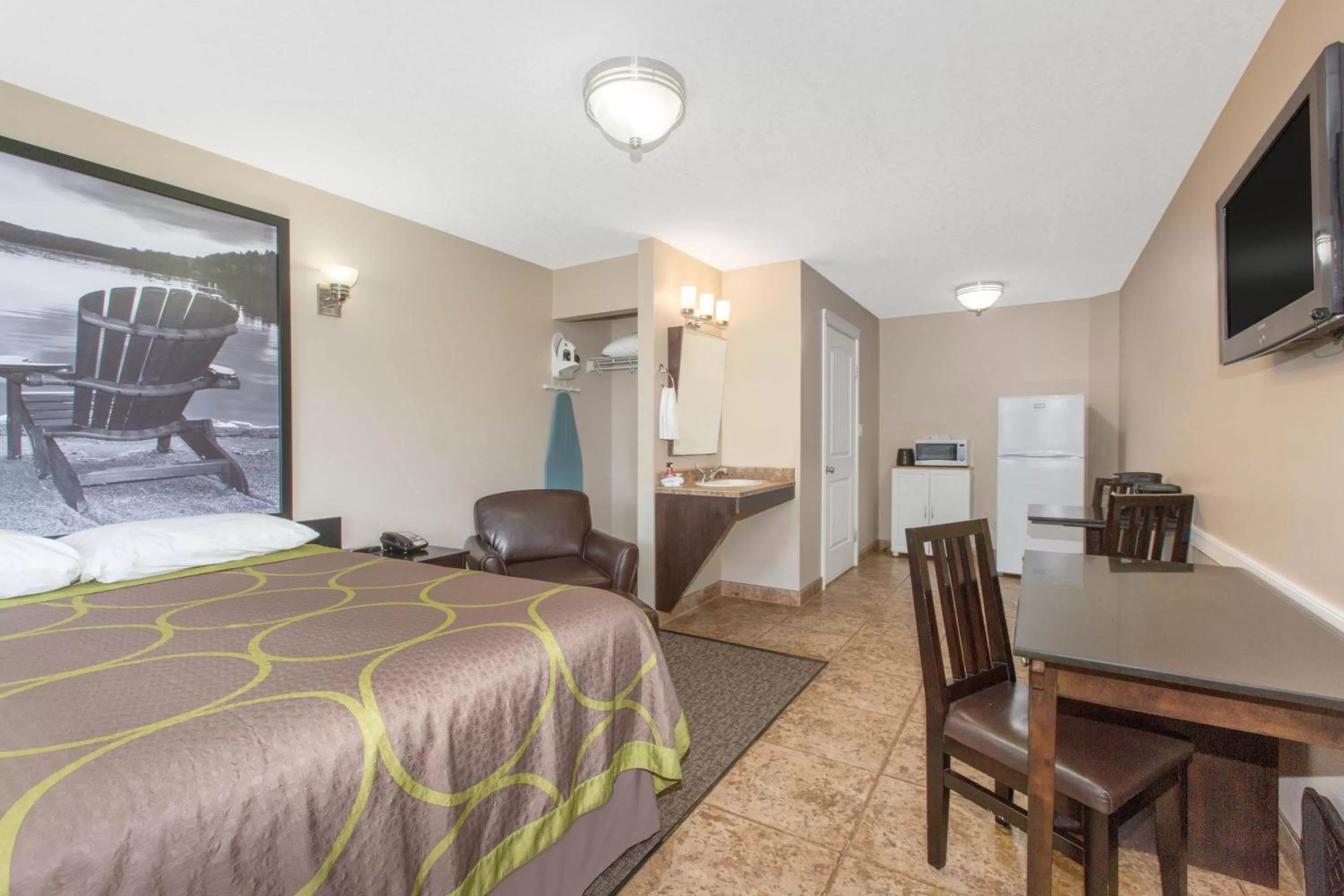 TV and multimedia, Bed in Super 8 by Wyndham Fort McMurray