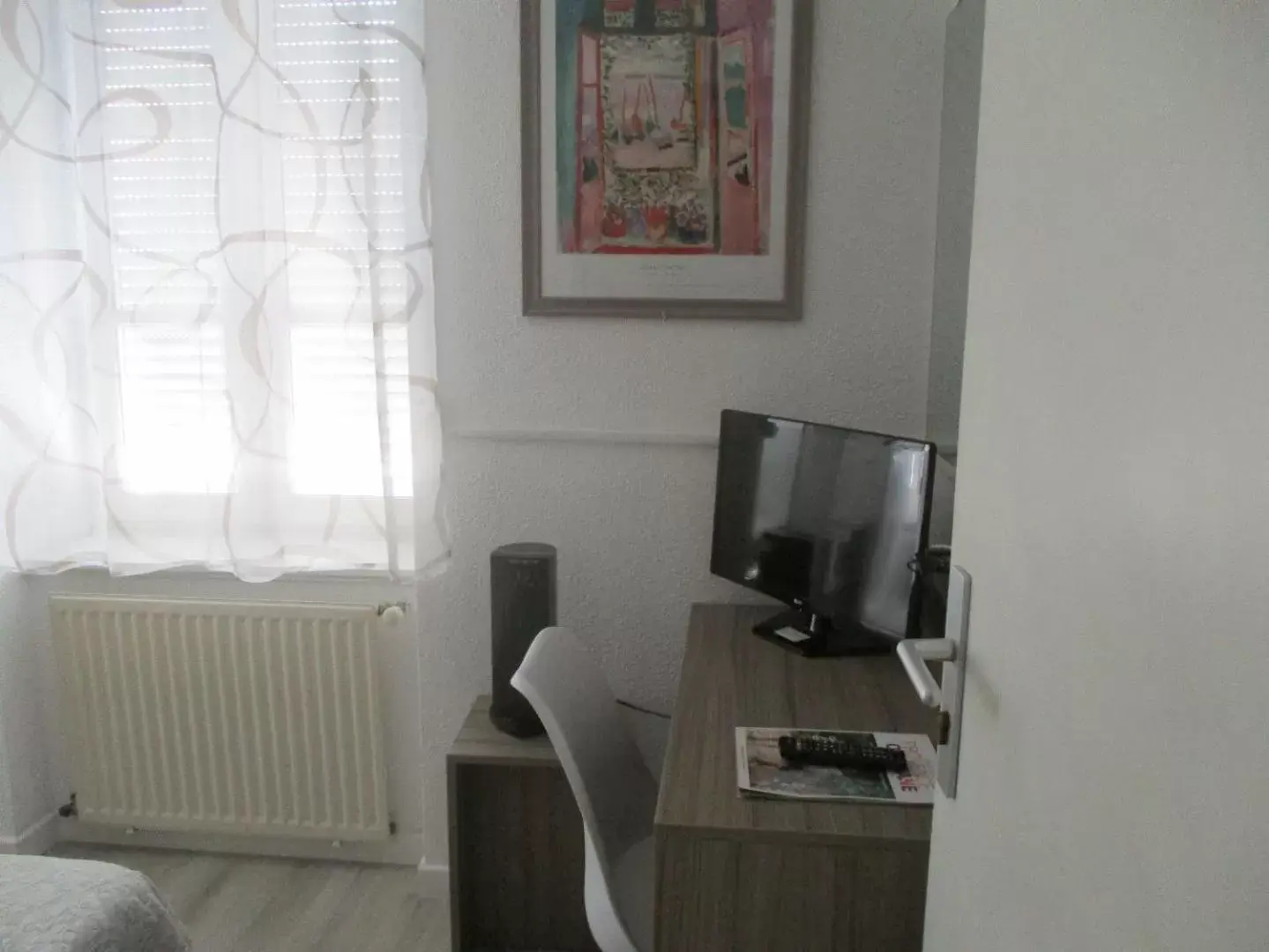 Double Room in Hotel Du Commerce Double Room in Hotel Du Commerce