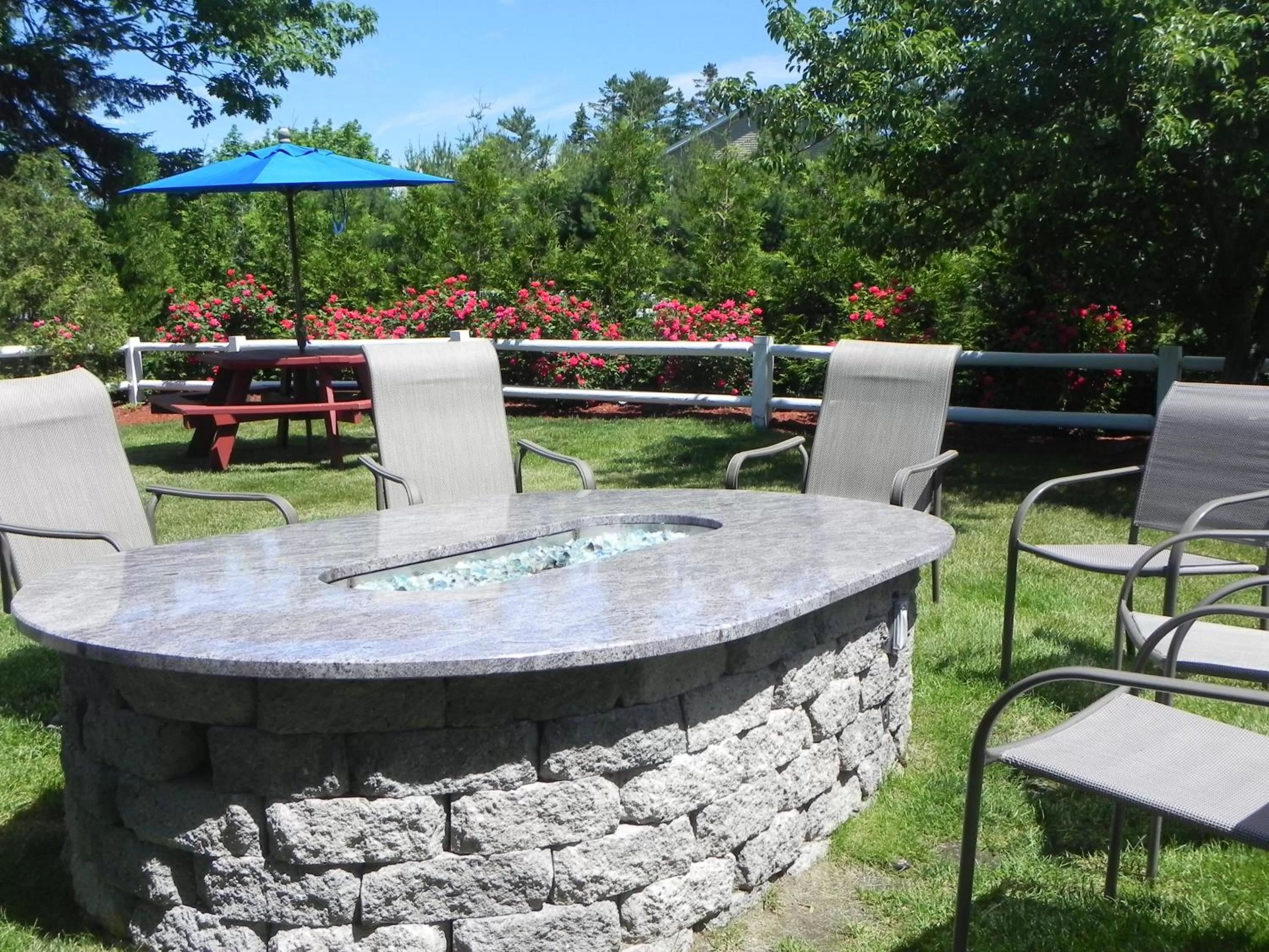 Lounge or bar in Elmwood Resort Hotel