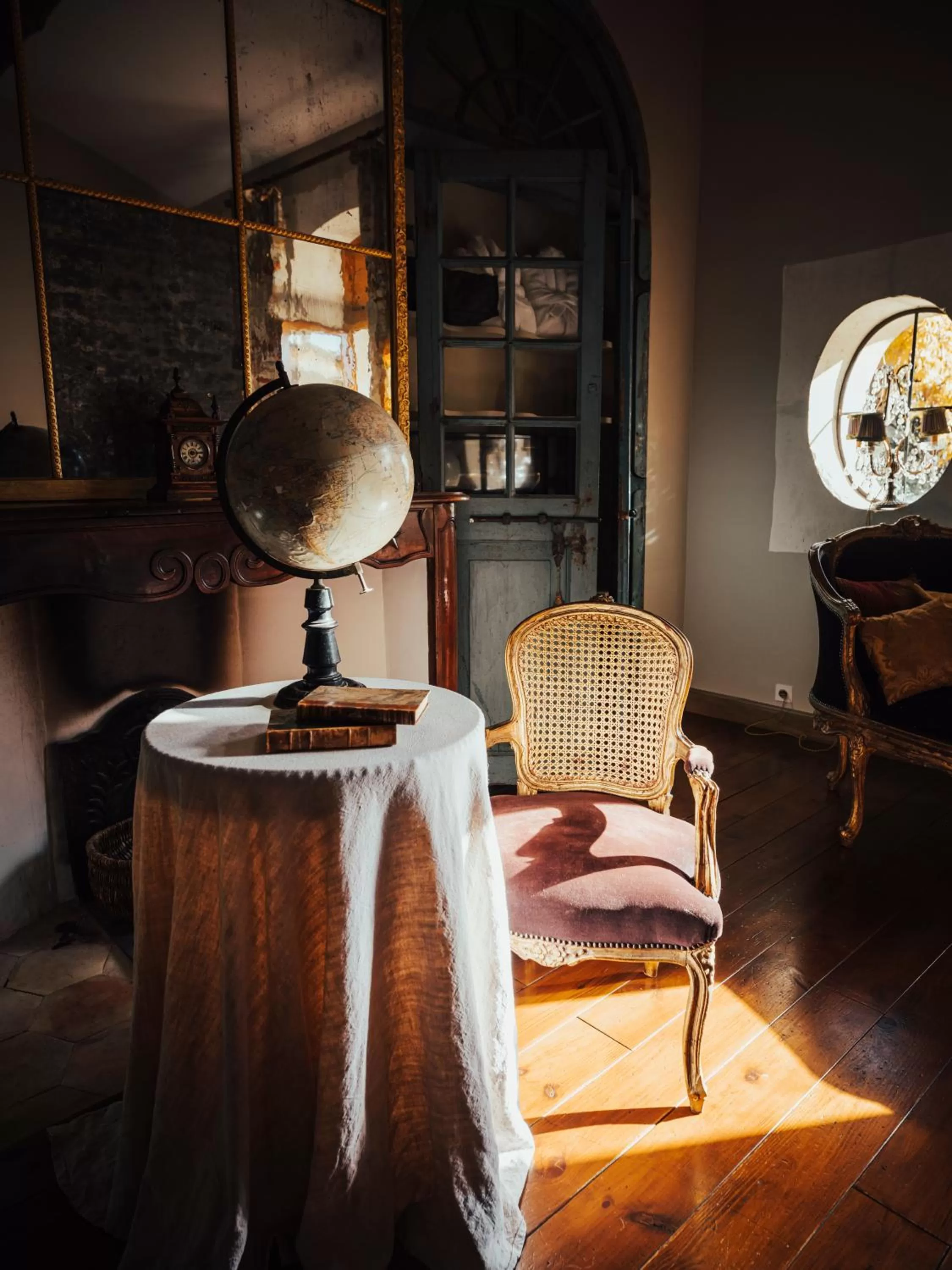 Seating area in Jardins Secrets