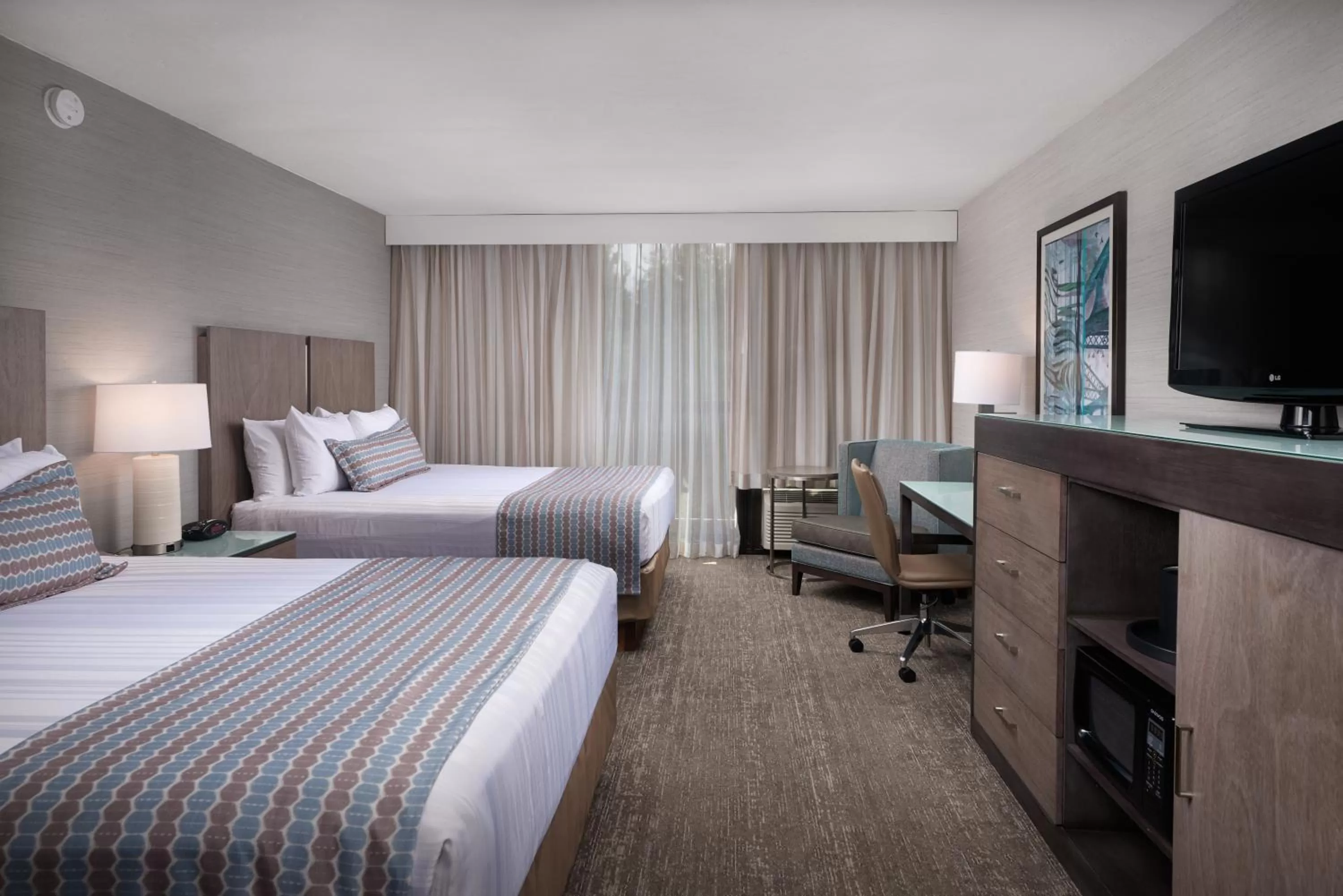 Bed in Best Western Plus Agate Beach Inn